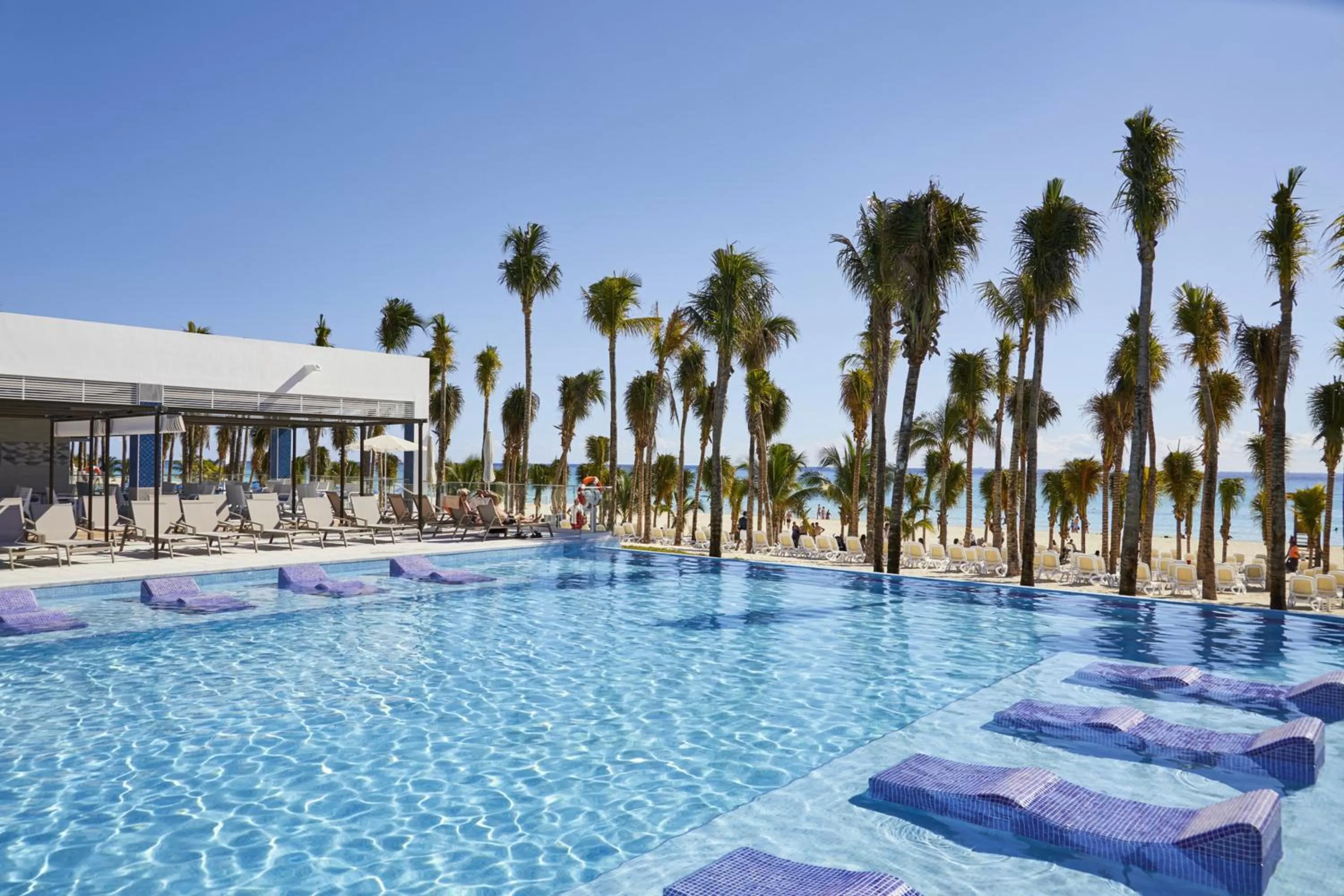 Swimming pool in Riu Palace Riviera Maya - All Inclusive
