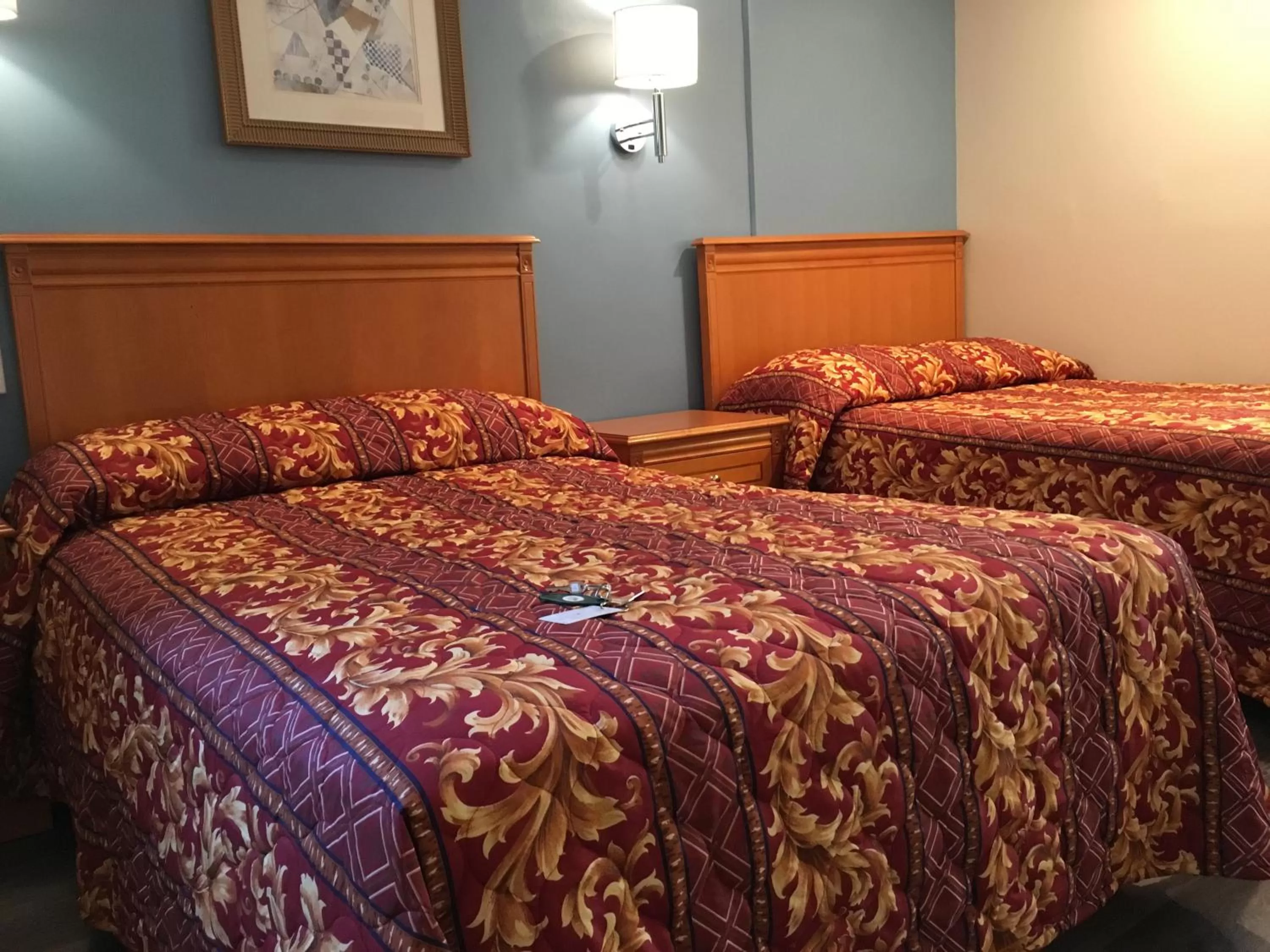 Bed in Lincoln Park Motel