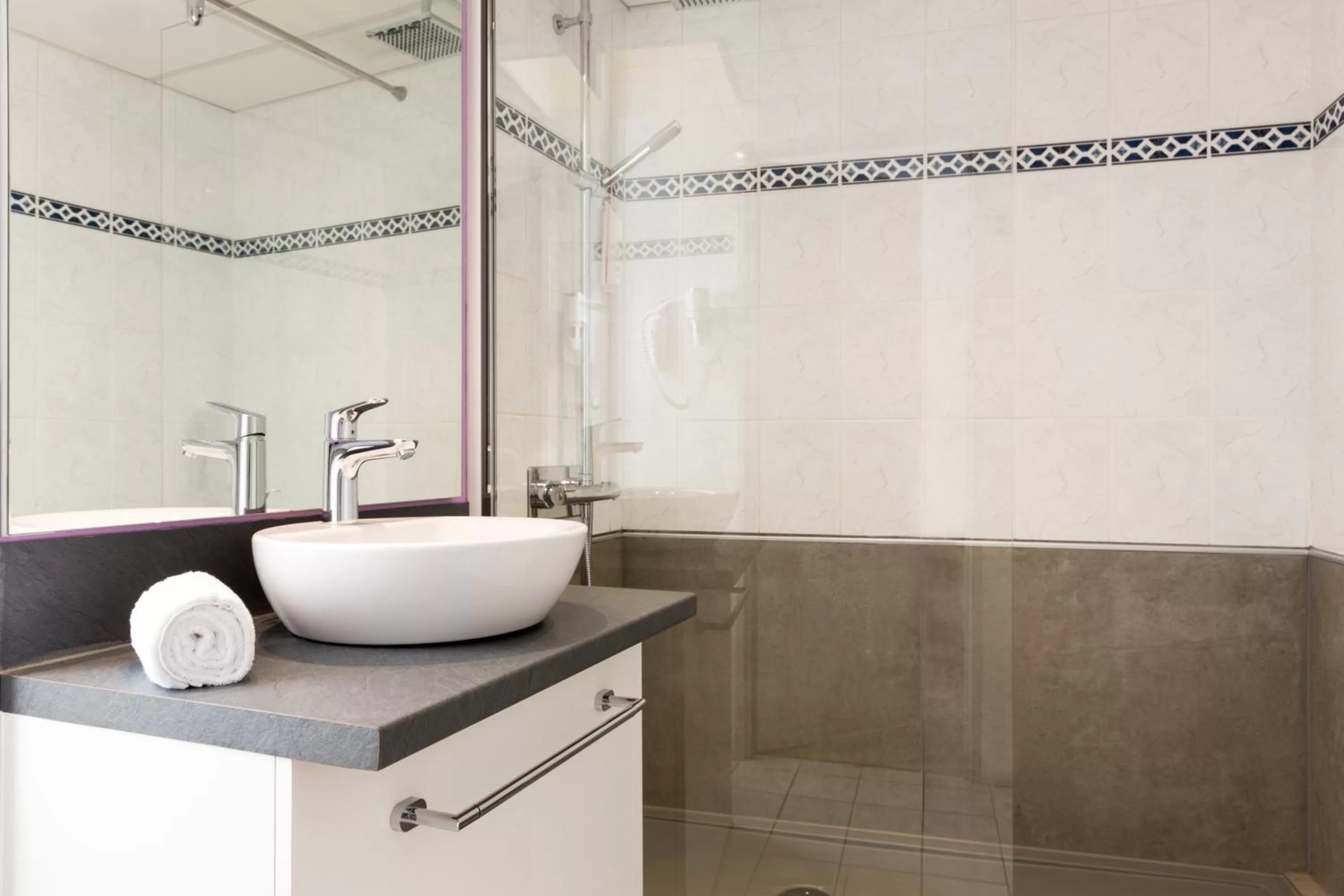 Bathroom in BRIT HOTEL CONFORT NEVERS Centre Gare