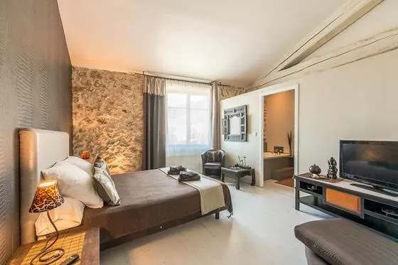 TV/Entertainment Center in Au Paradis Cathare