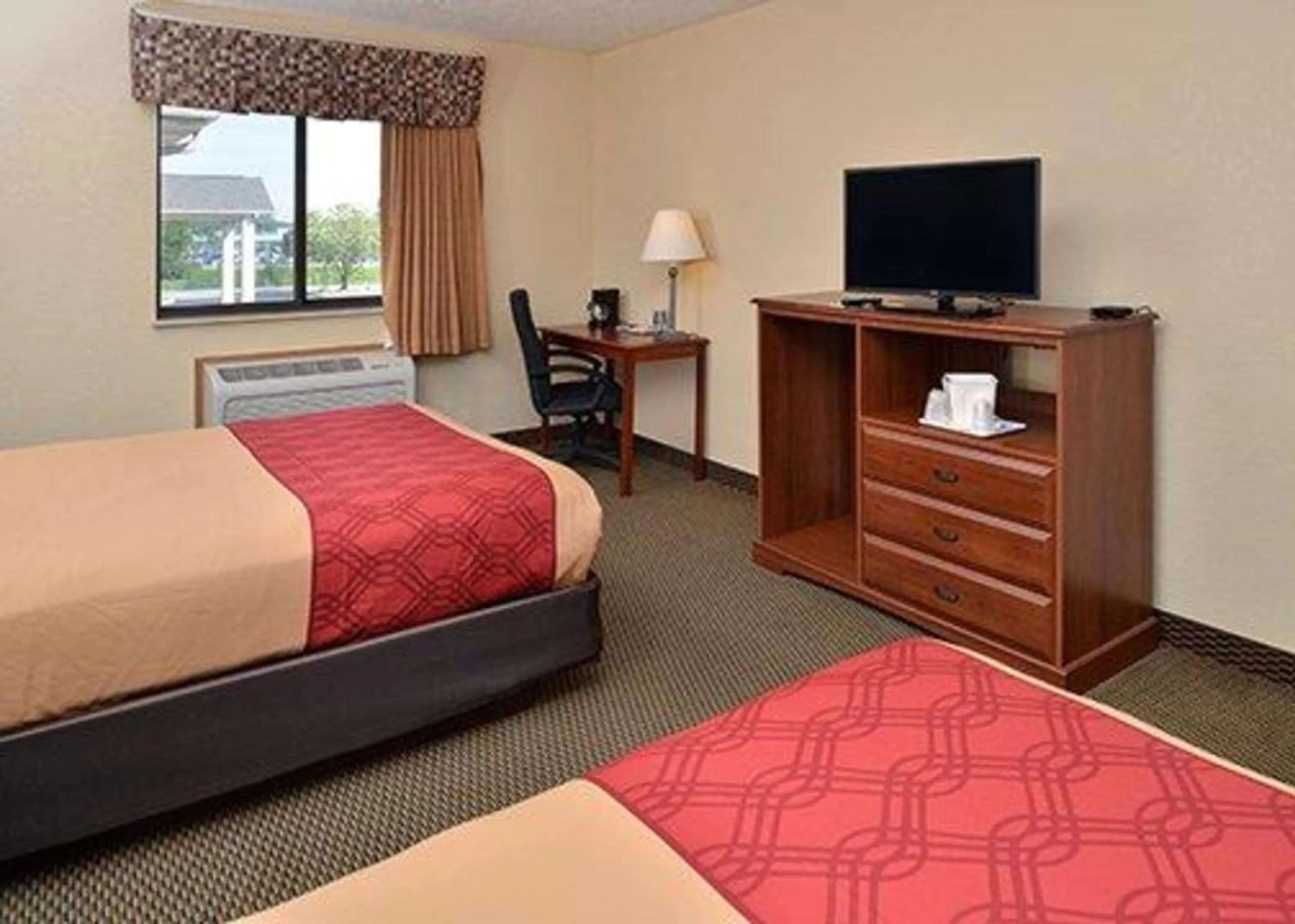 Photo of the whole room, Bed in Express Inn & suites
