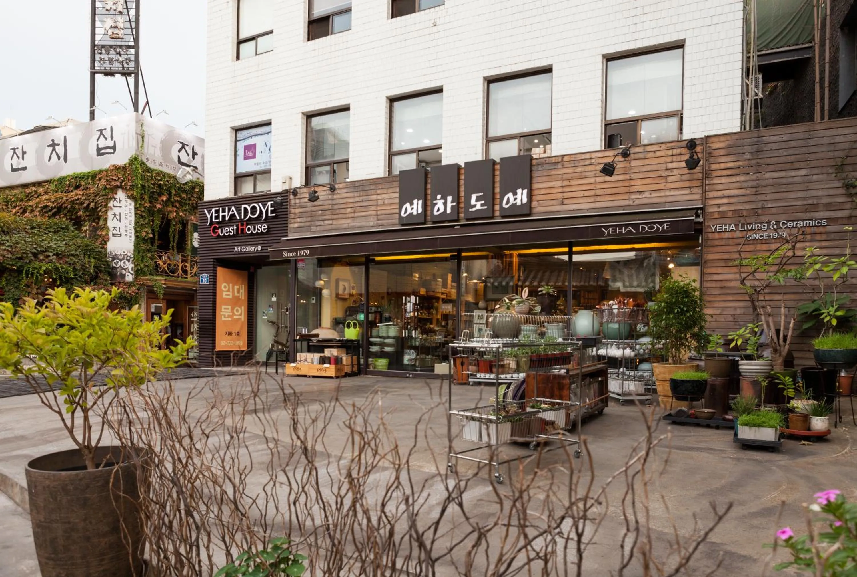 Facade/entrance in Yehadoye Guesthouse