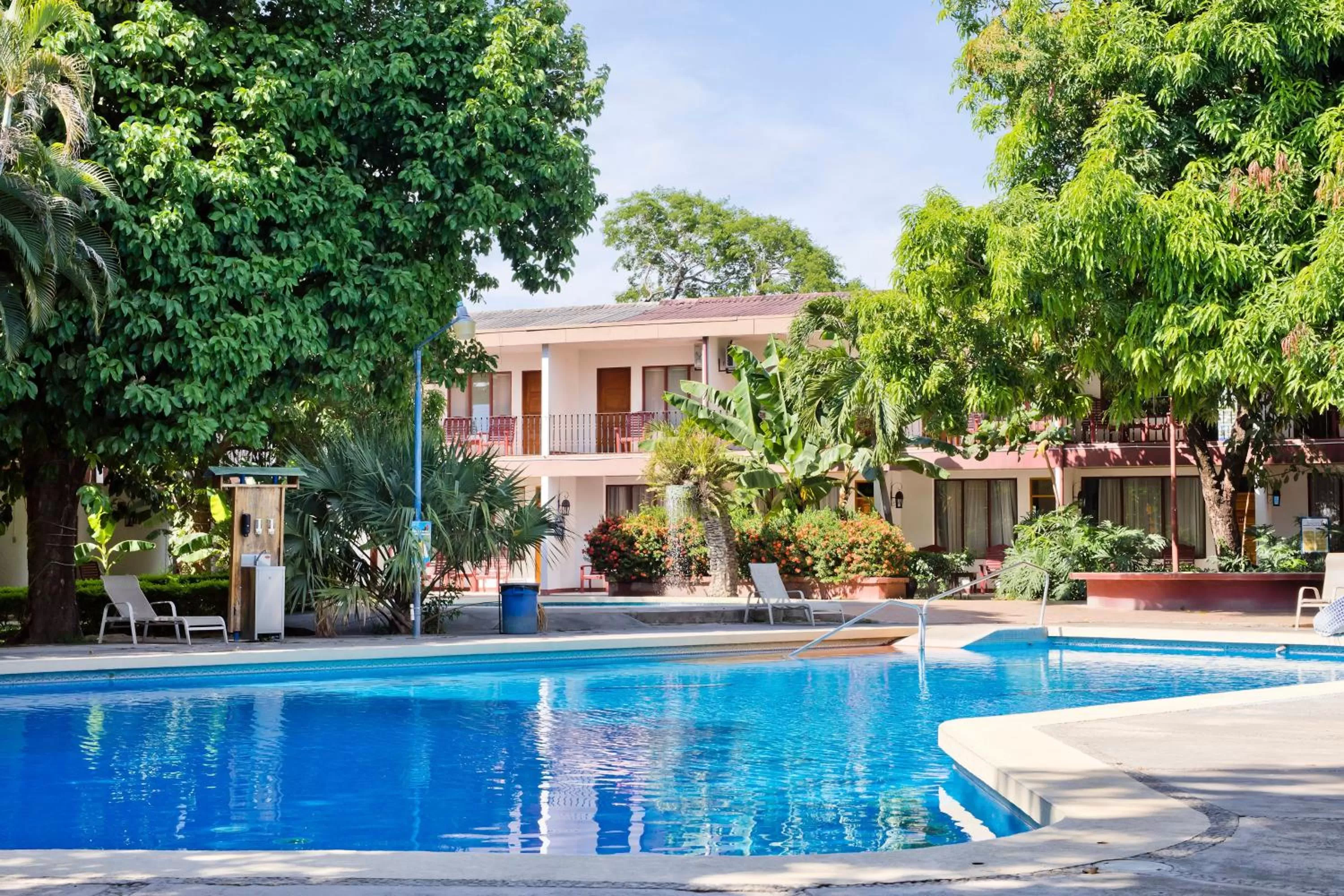 Swimming pool in Hotel Boyeros