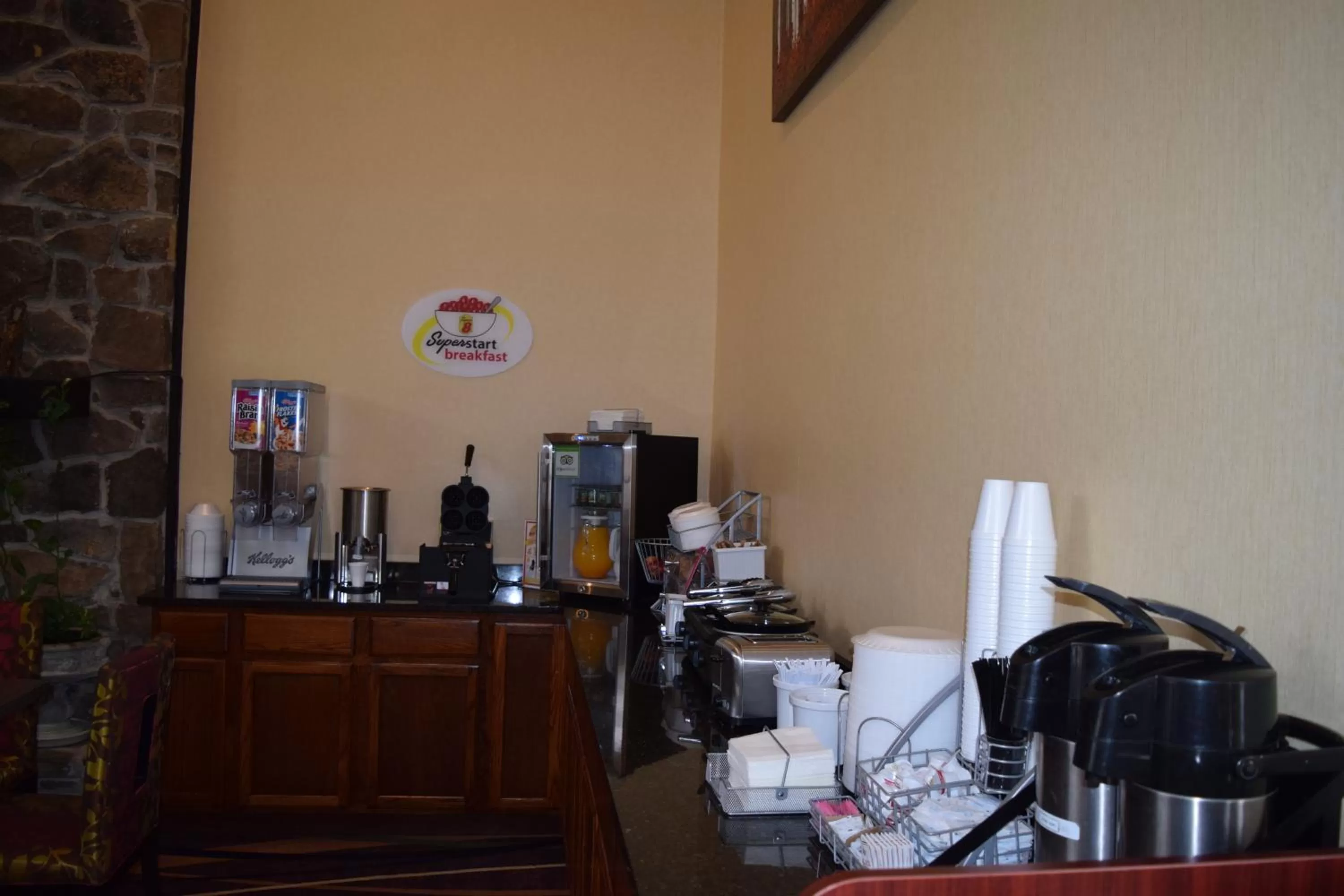 Coffee/tea facilities in Super 8 by Wyndham Paragould