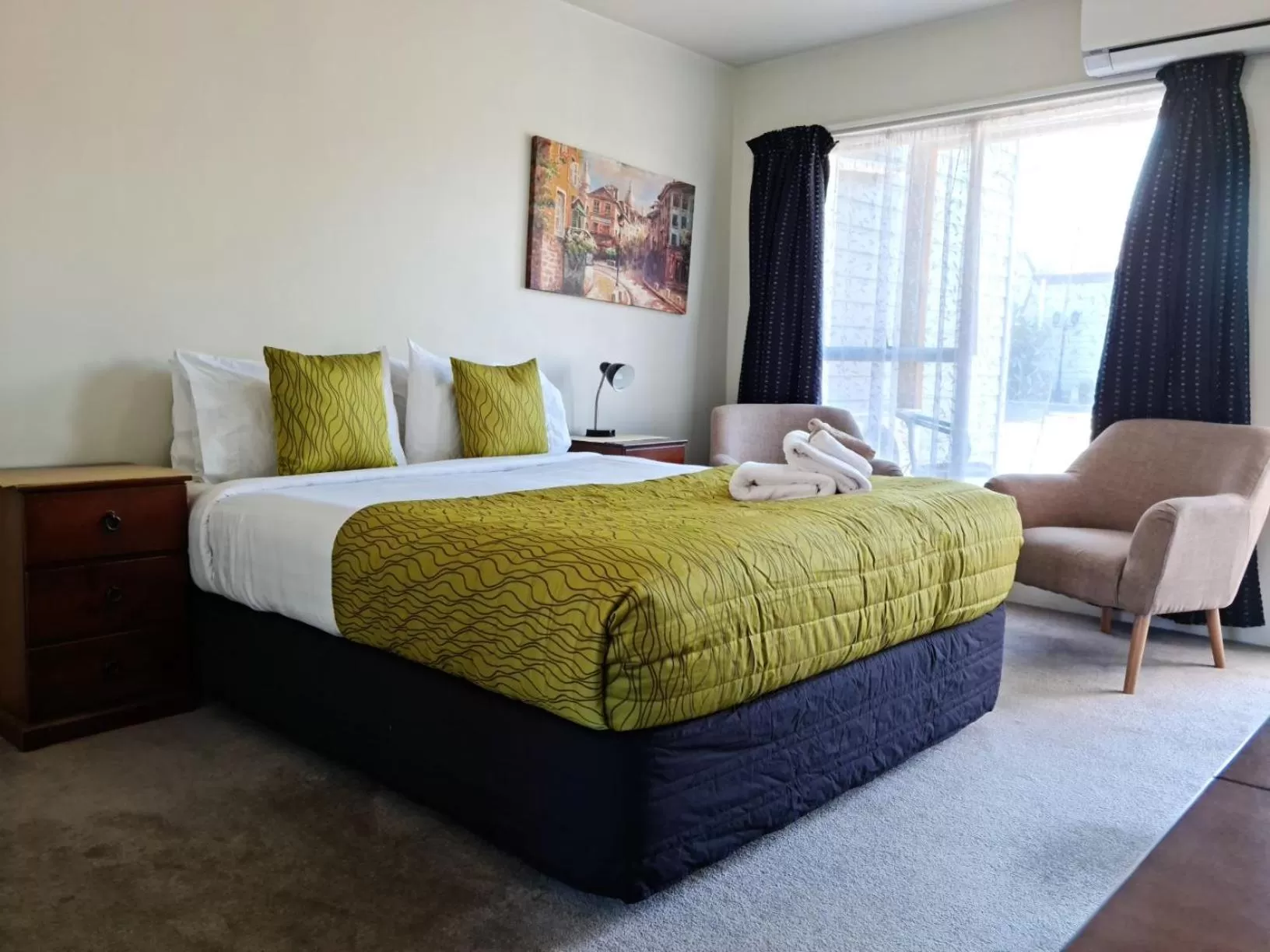 Bed in Cranford Cottages and Motel