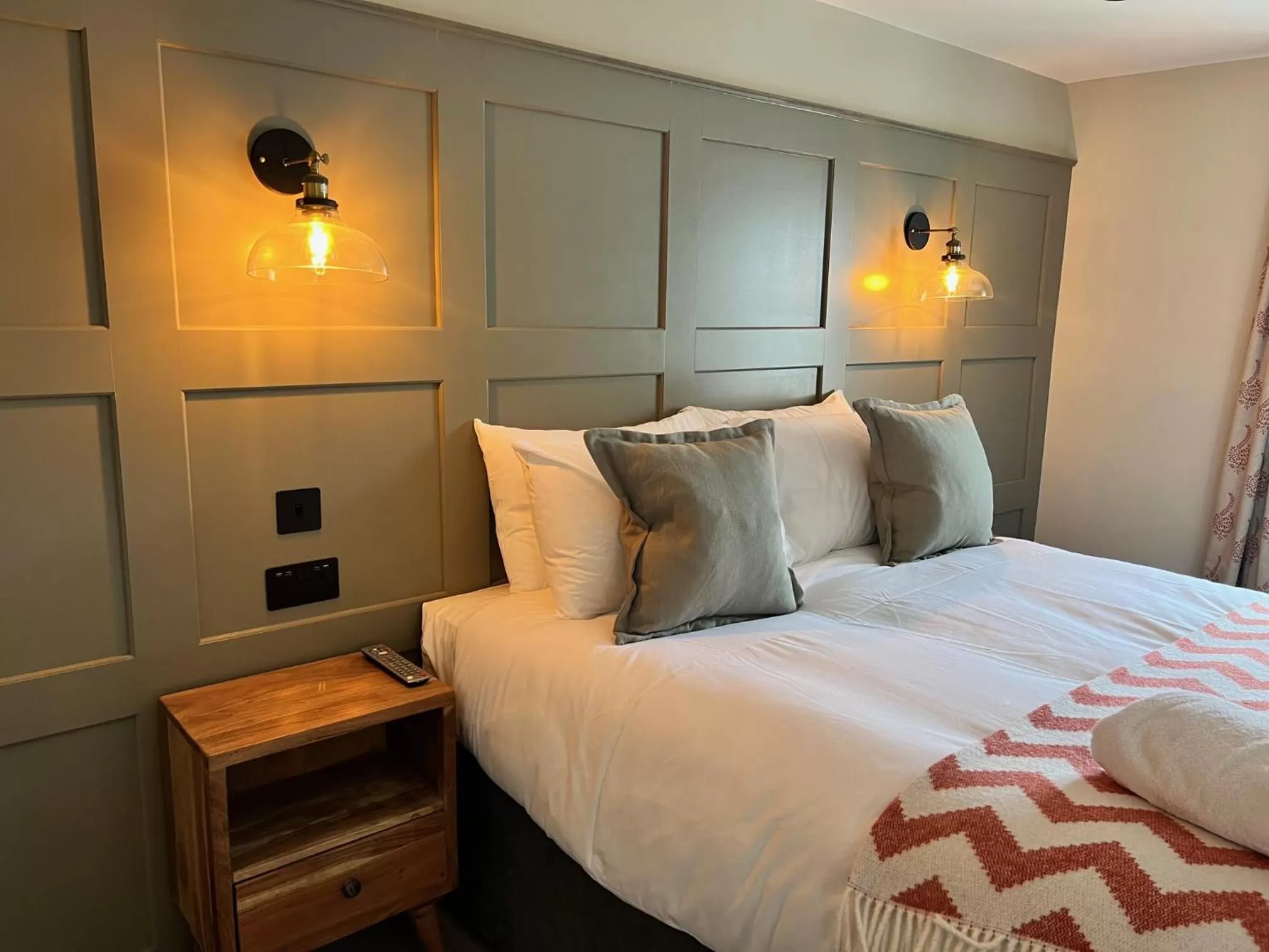 Bedroom, Bed in The Punchbowl Inn