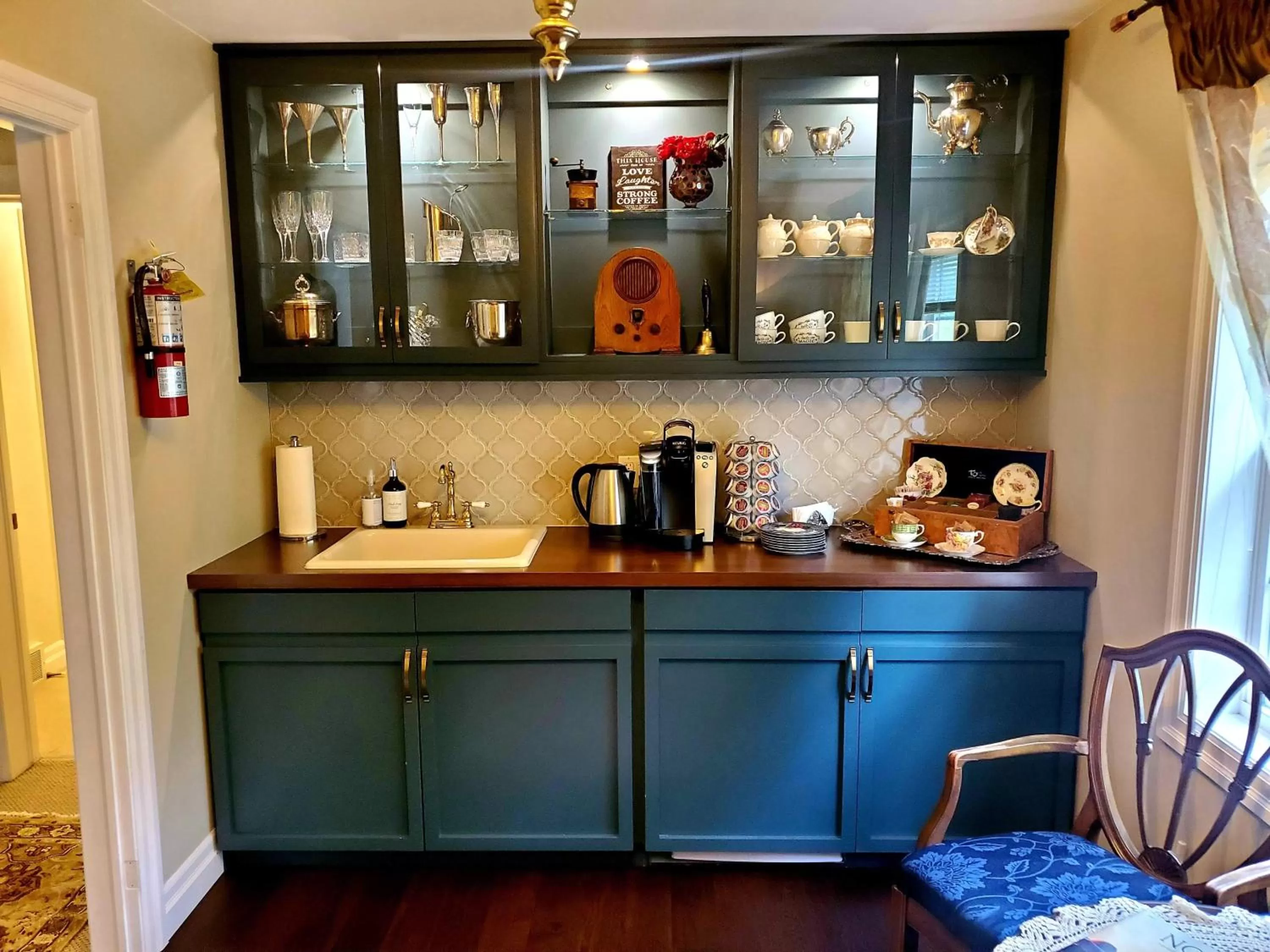 Coffee/tea facilities, Kitchen/Kitchenette in Darlington House Bed and Breakfast