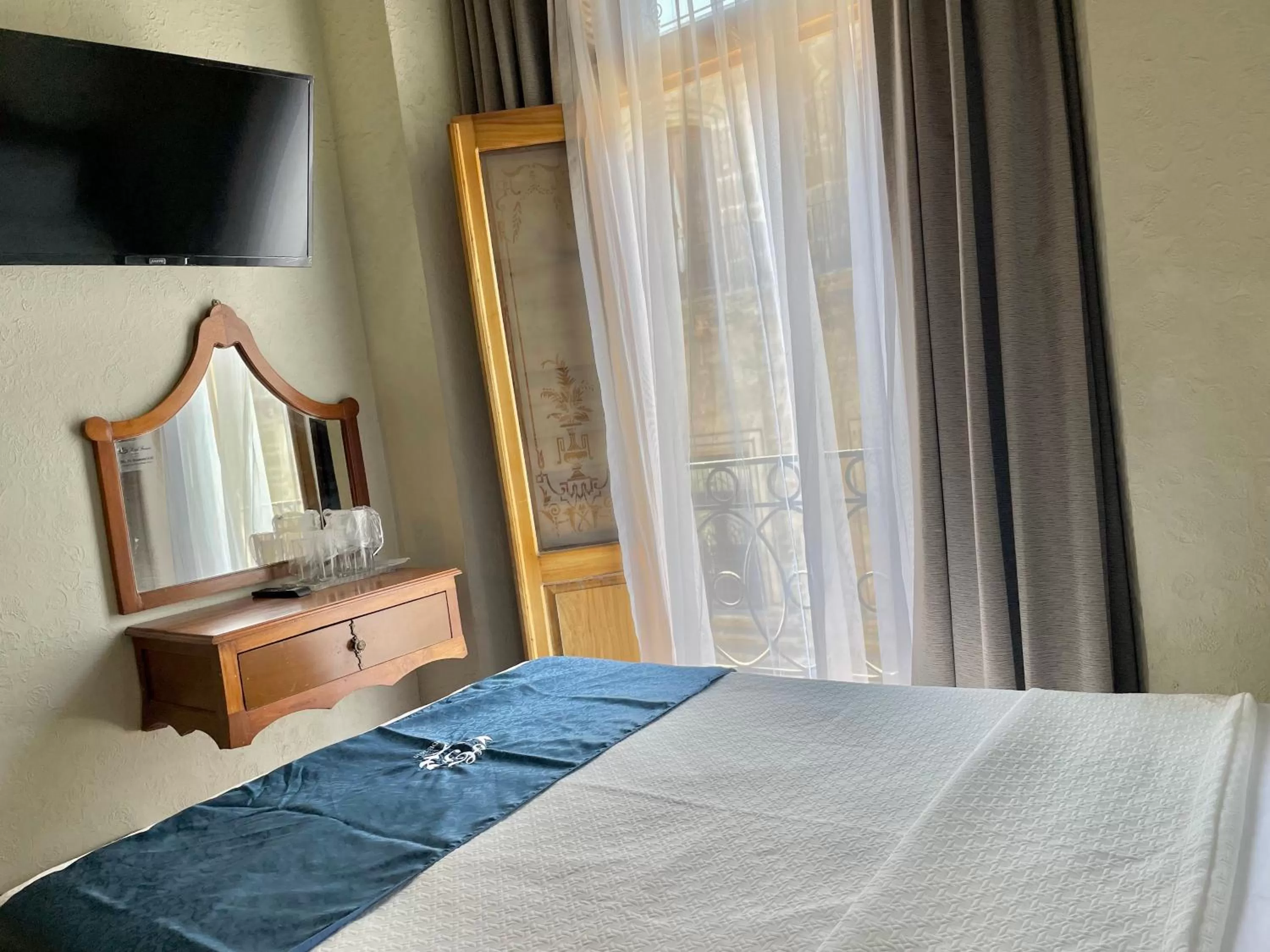 Photo of the whole room, Bed in Hotel Frances