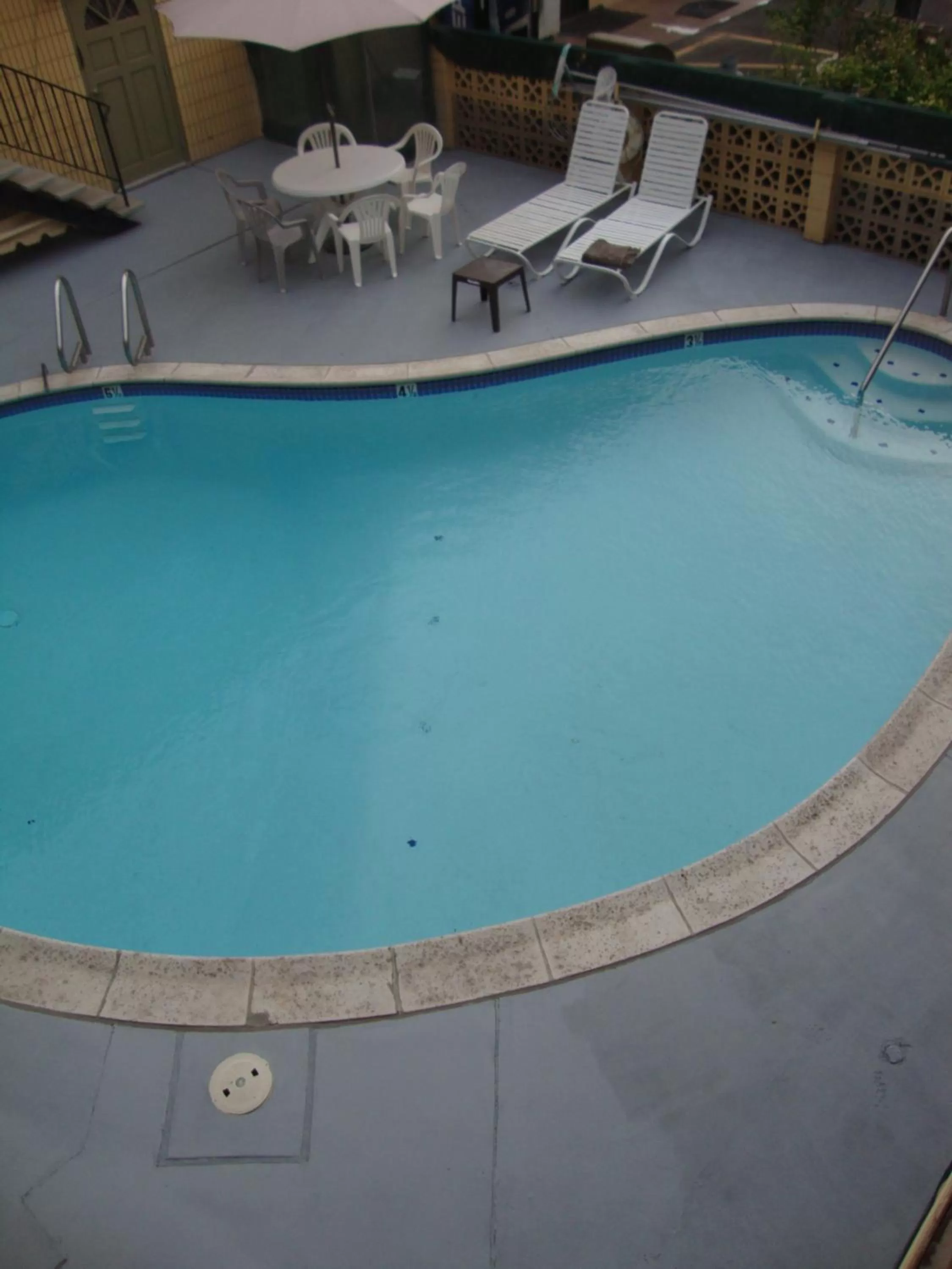 Swimming pool in Townhouse Inn and Suites