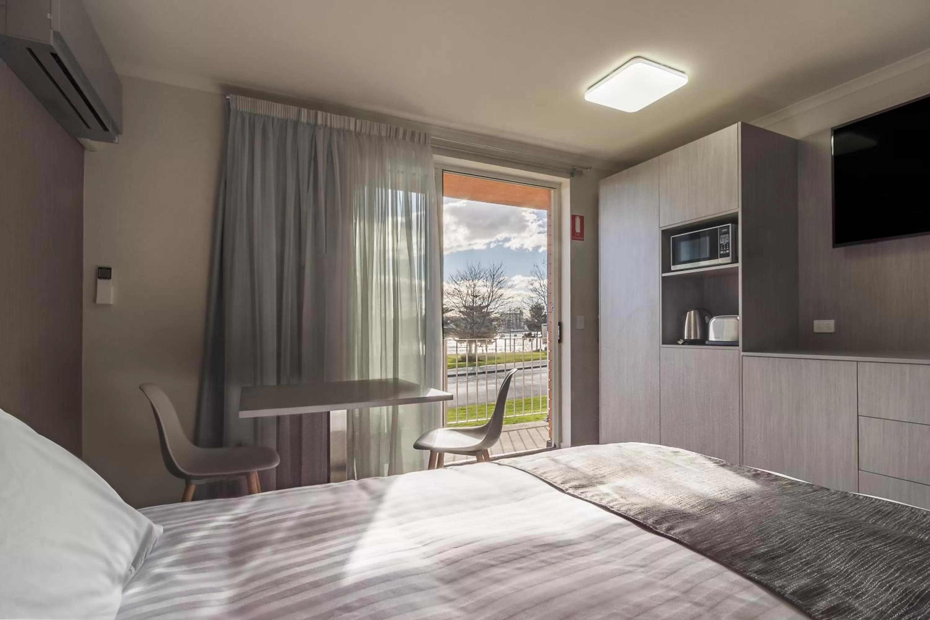 TV and multimedia, Bed in Argosy Motor Inn