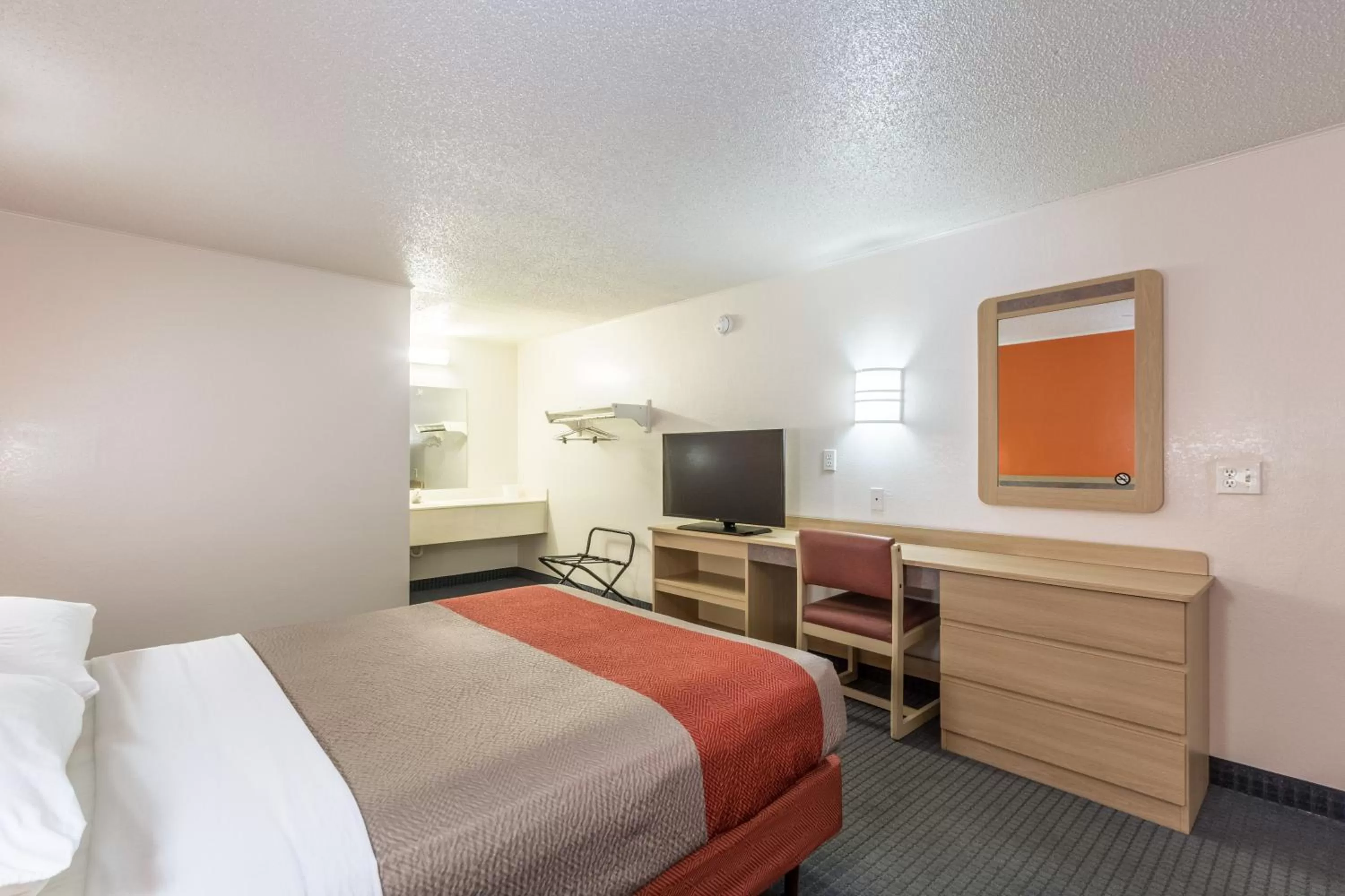 Bedroom, Bed in Travelodge by Wyndham Lansing