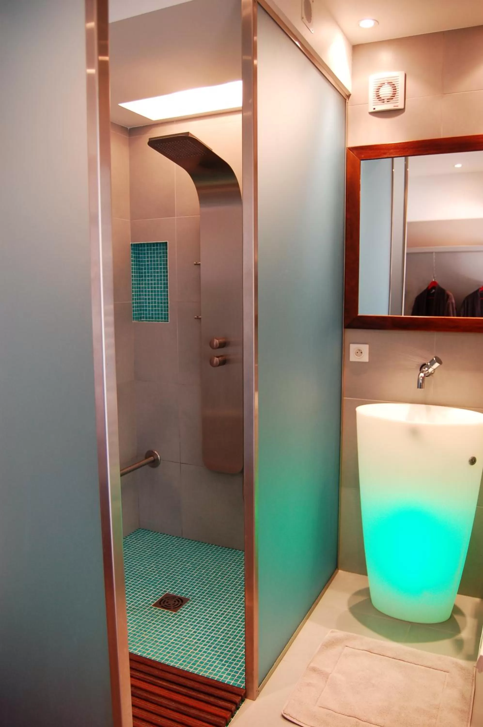 Shower, Bathroom in Le Jour et la Nuit, Maison d'hôtes