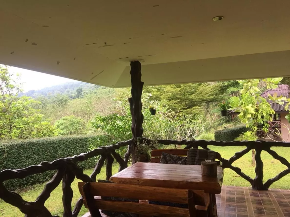 Communal kitchen in Khao Sok Hill Top Resort