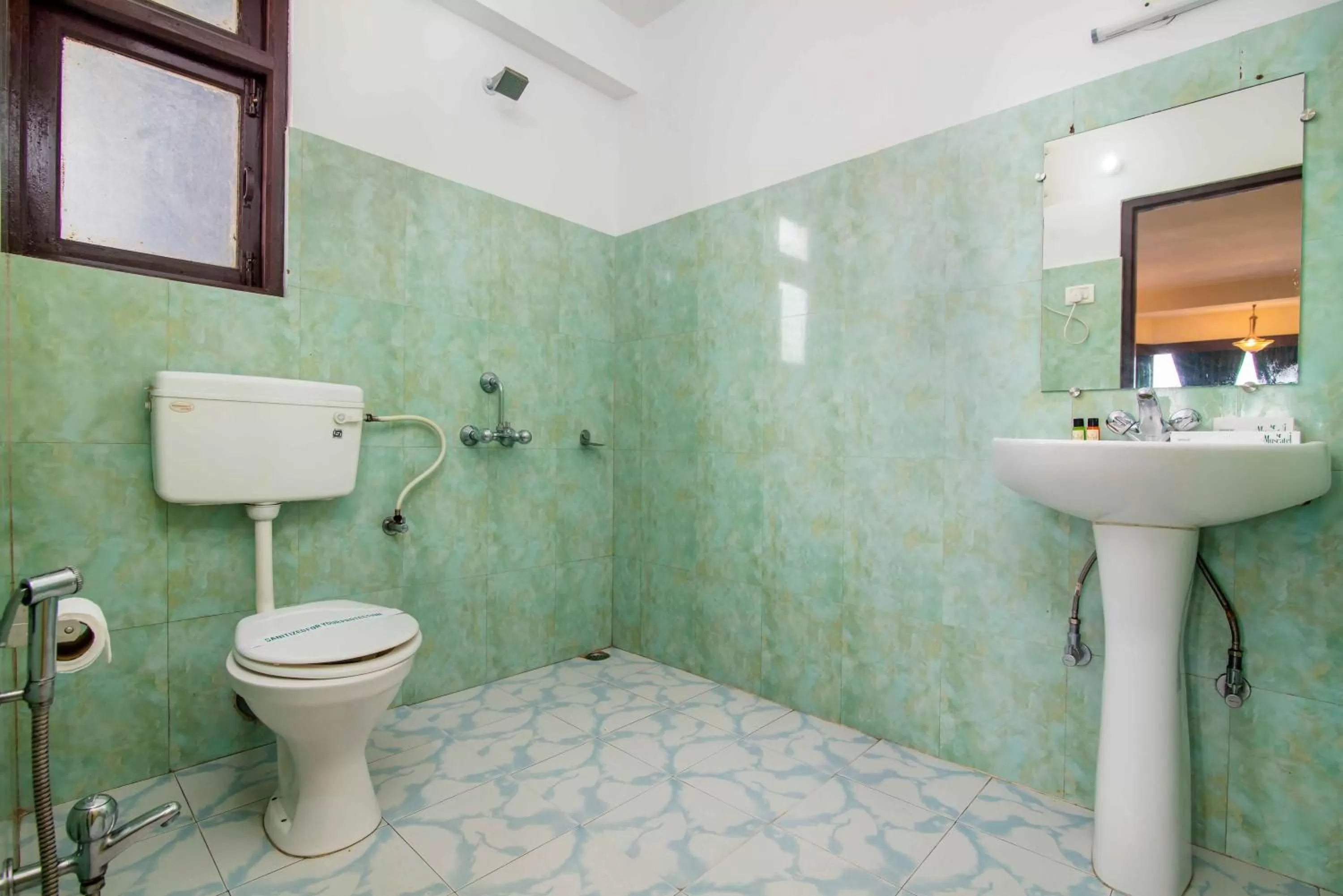 Bathroom in Muscatel BhumSang - 200 Mts from Mall Road