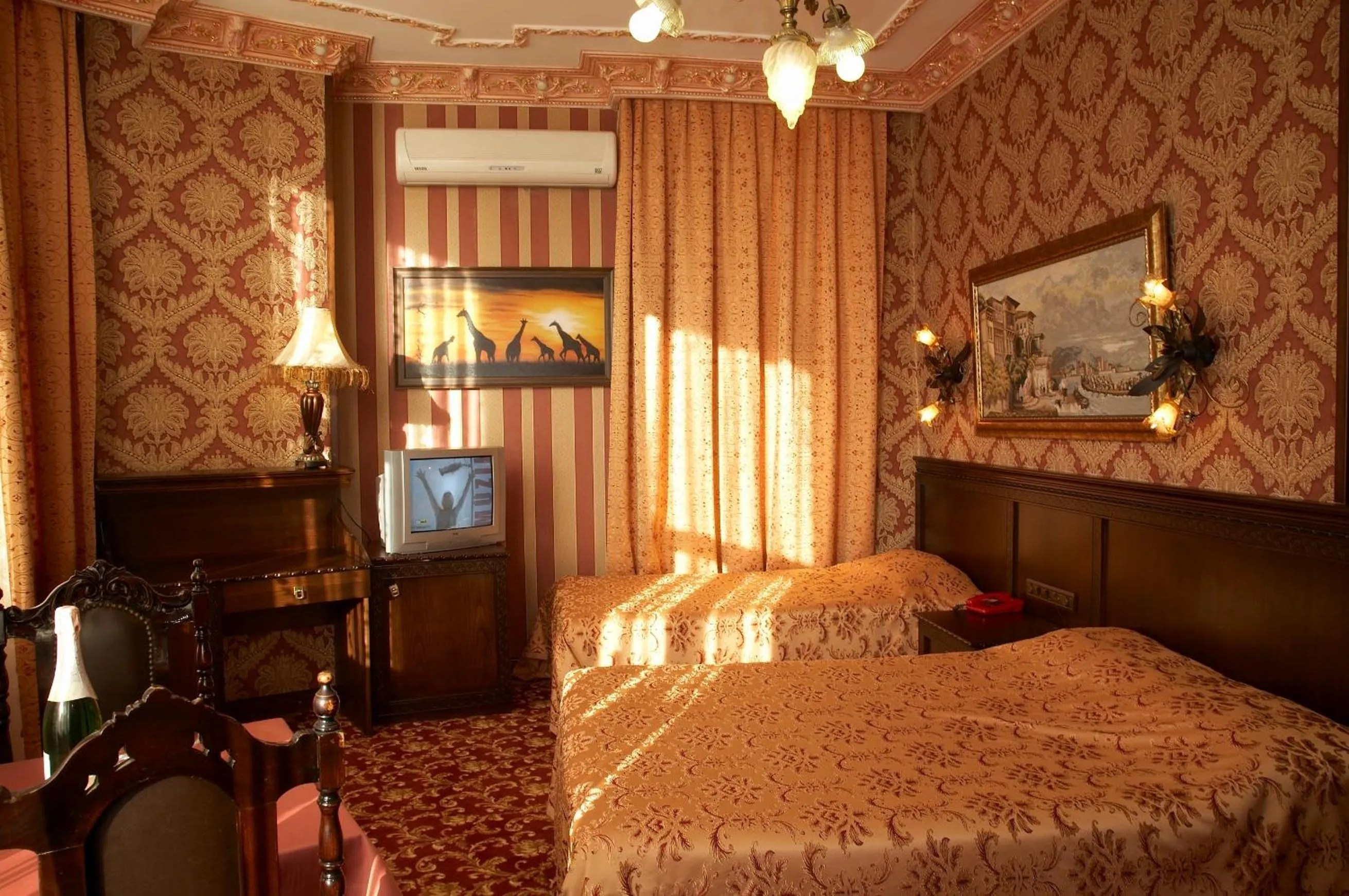Photo of the whole room, Bed in Grand Hotel de Londres