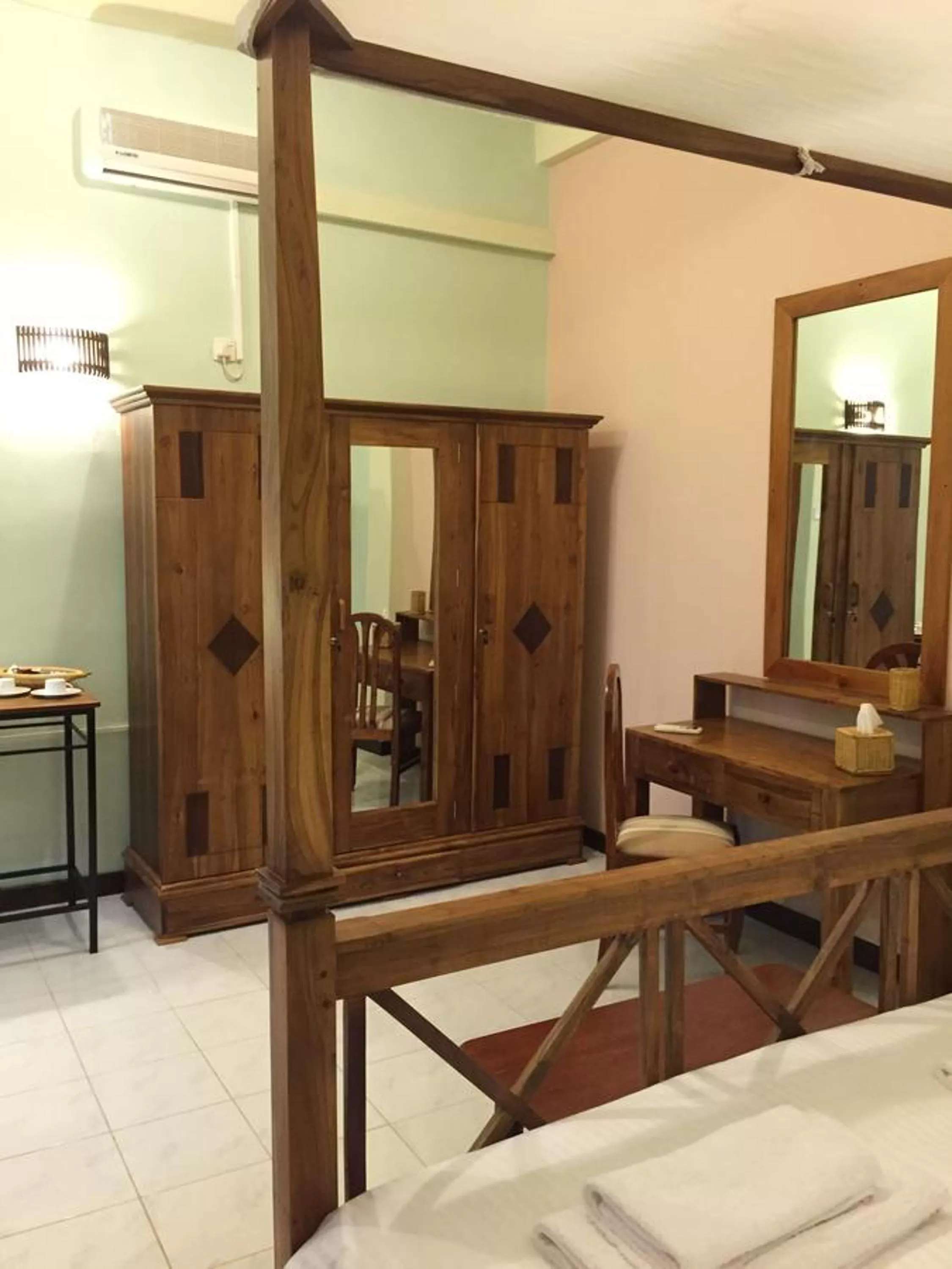 Photo of the whole room in Le leopard d 'argent