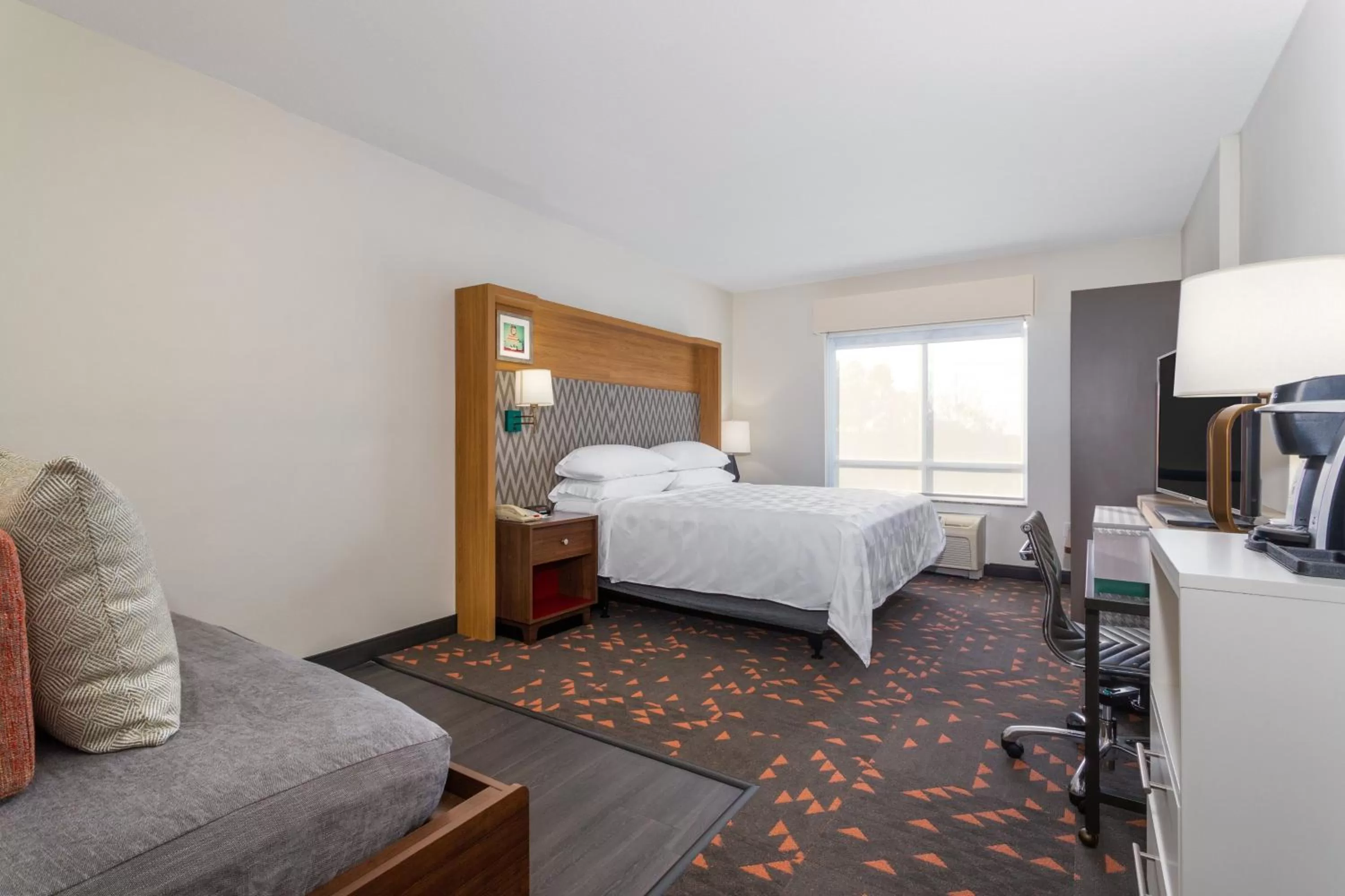 Photo of the whole room, Bed in Holiday Inn Winter Haven by IHG