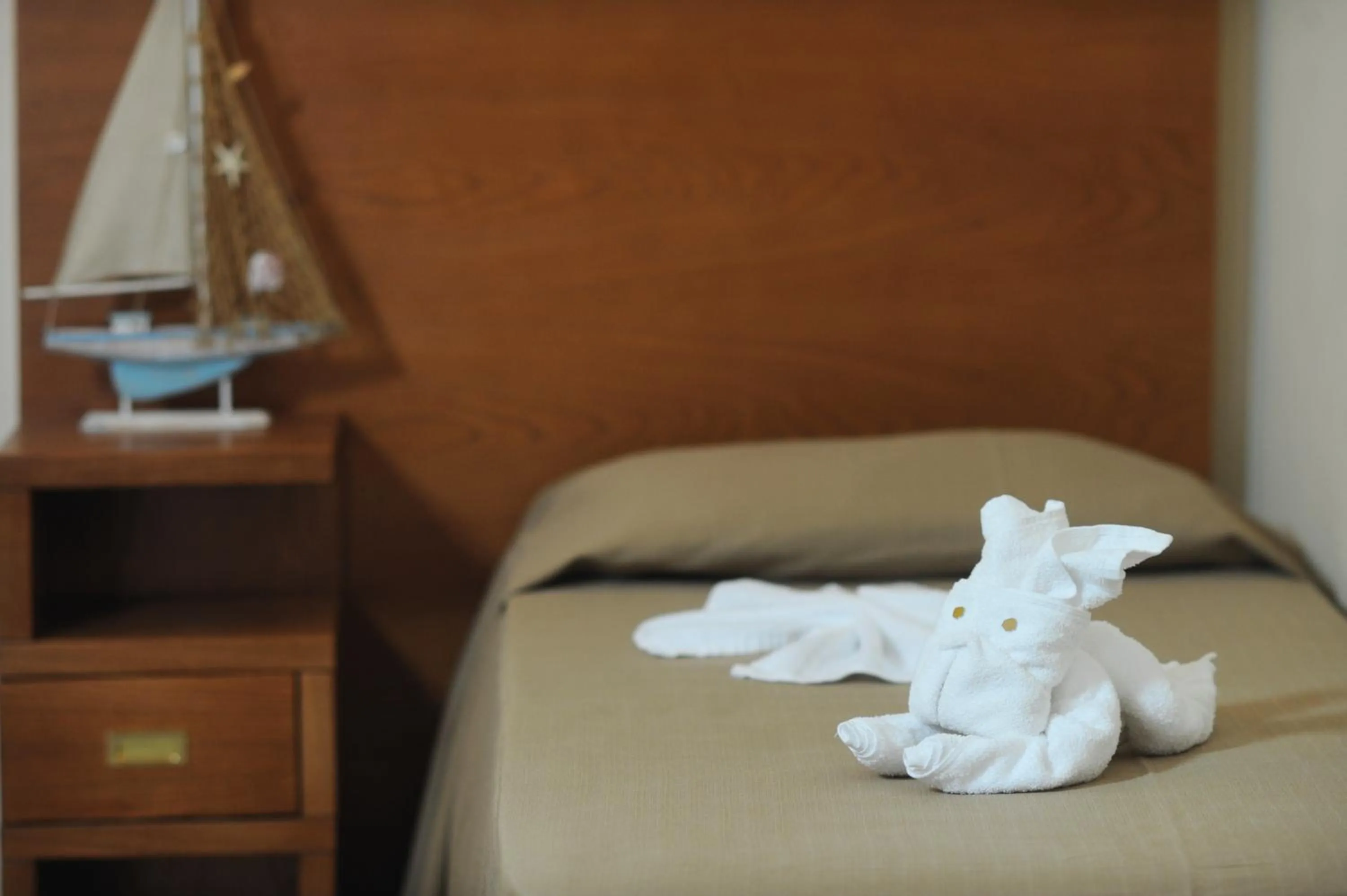 Bedroom, Bed in Tropis Hotel