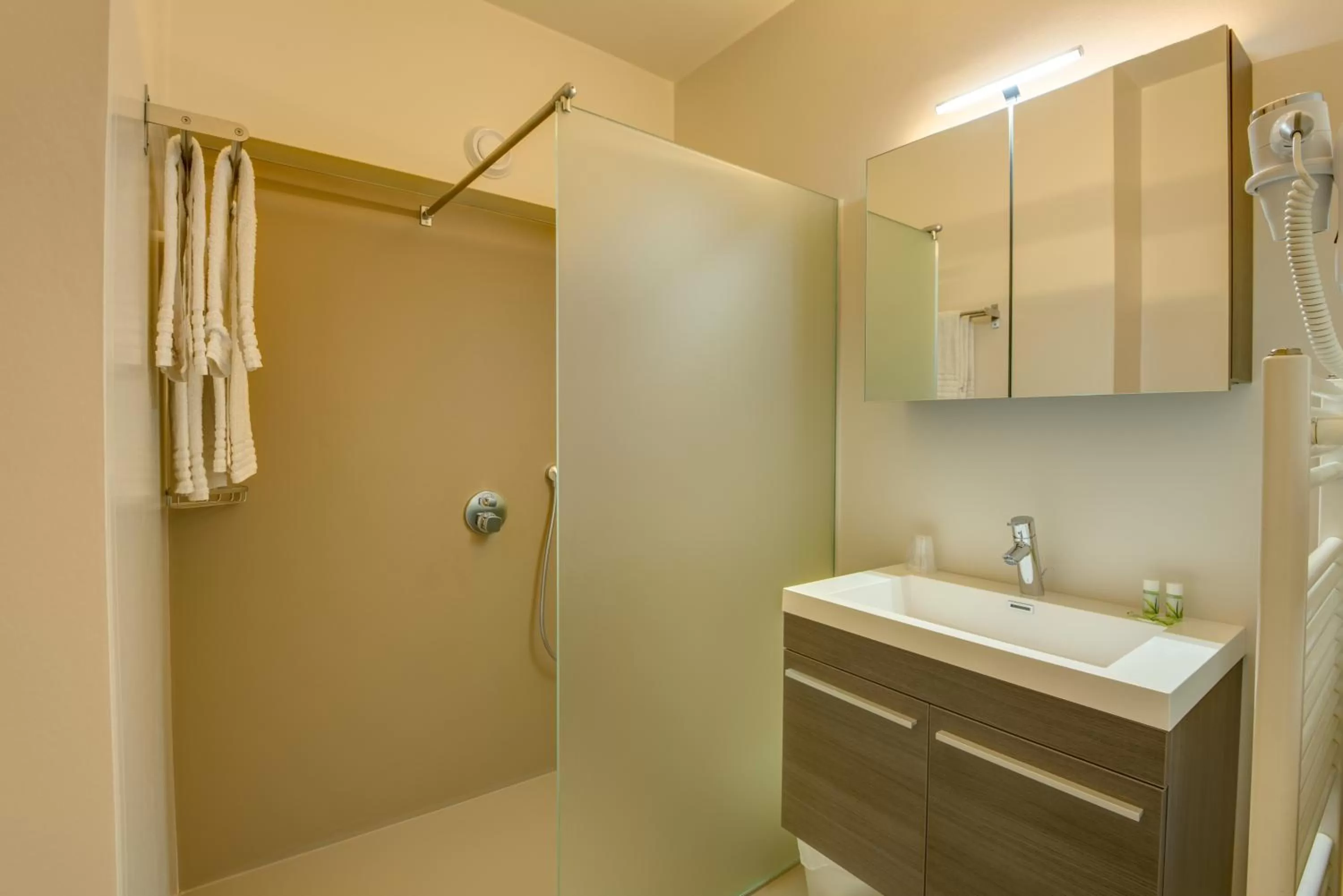 Shower in Arass Hôtel & Business Flats