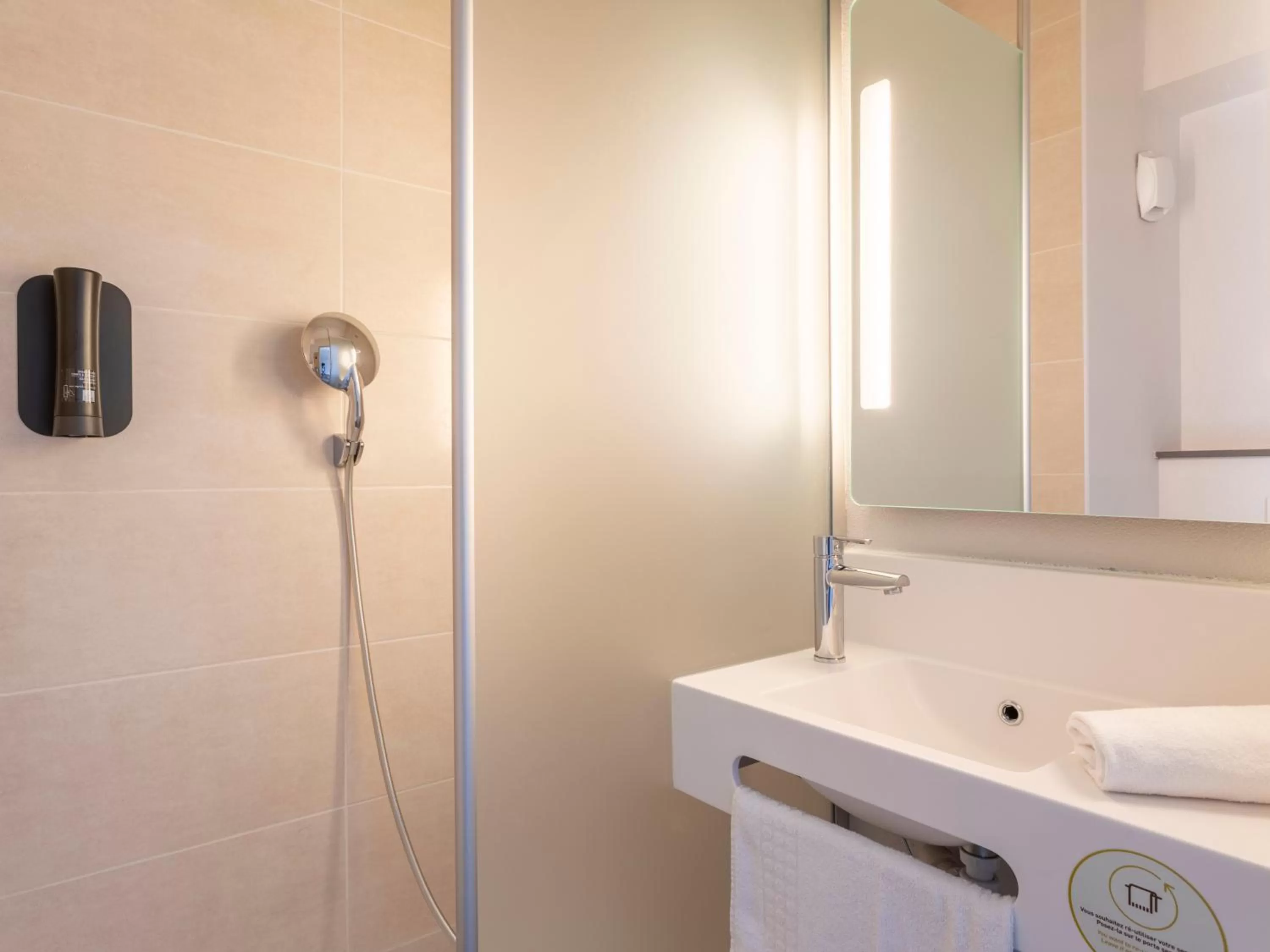 Shower in B&B HOTEL Aix en Provence Venelles