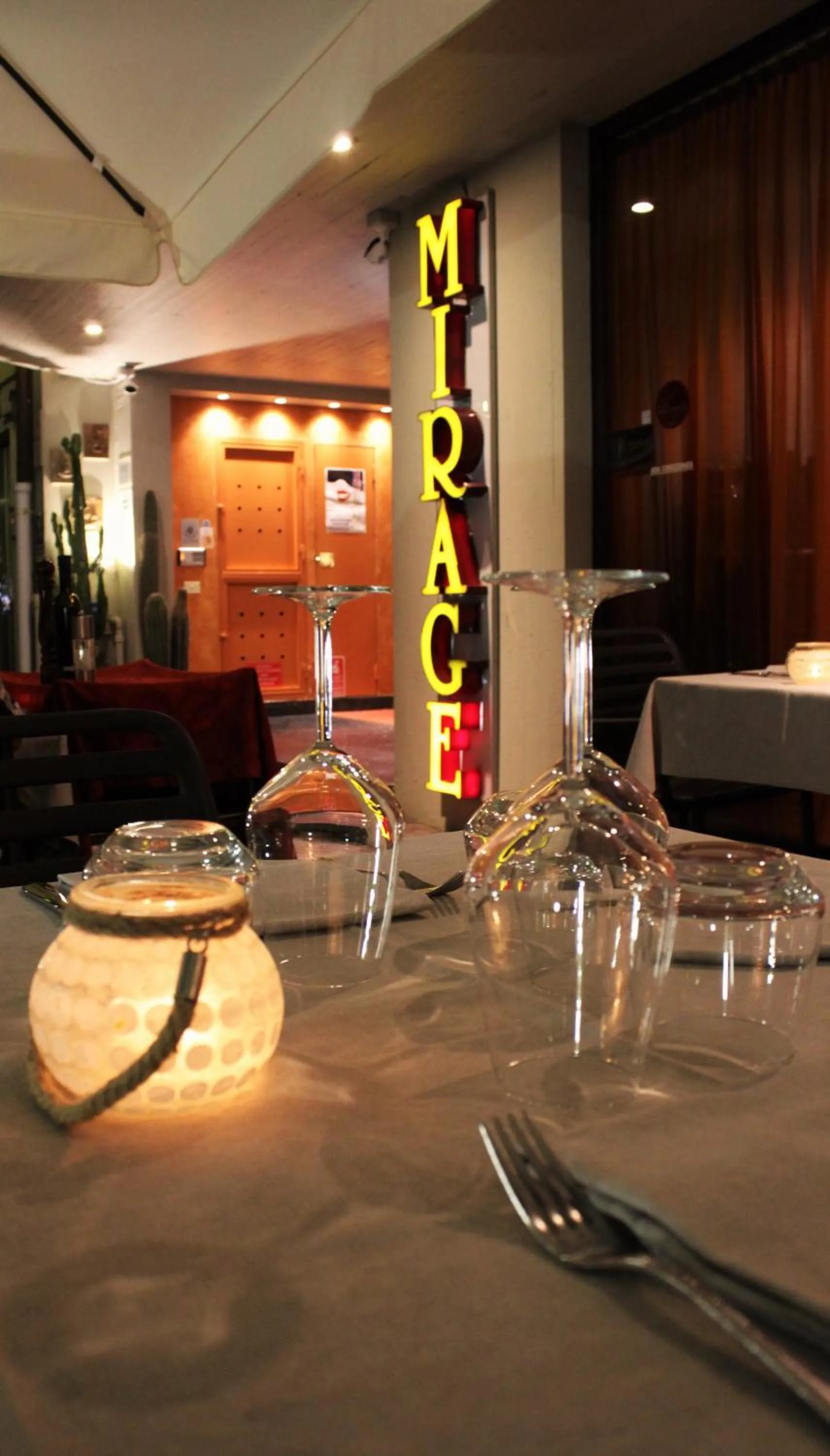 Restaurant/places to eat in Hotel Mirage