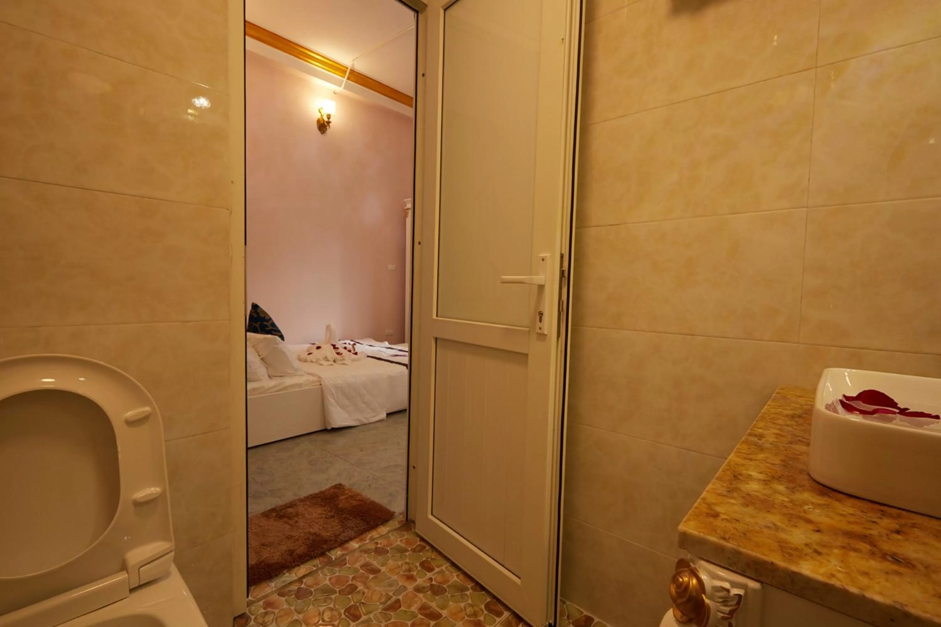 Bathroom, Bed in Lucky Budda Inn Villa