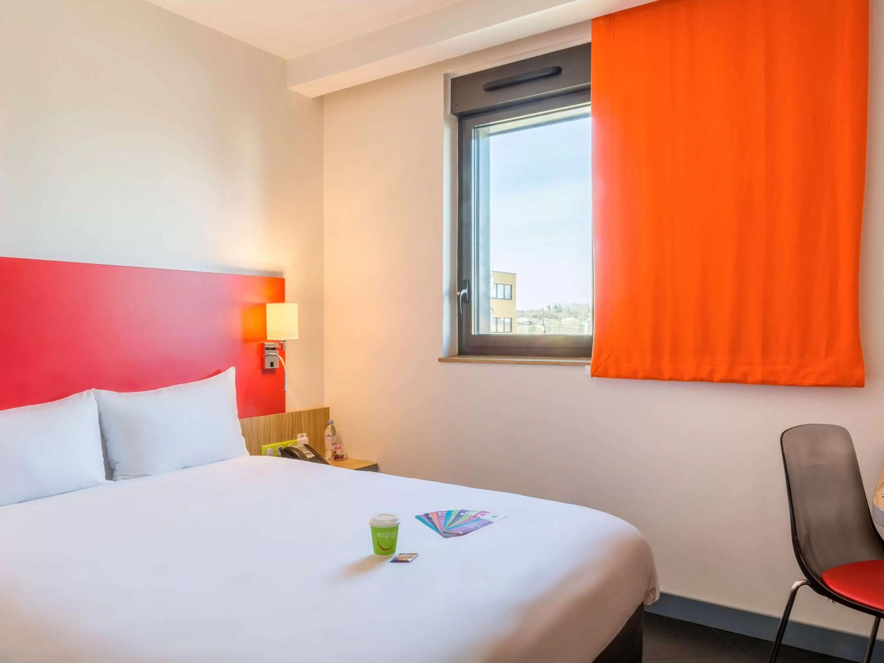 Photo of the whole room, Bed in ibis Styles Romans-Valence Gare TGV
