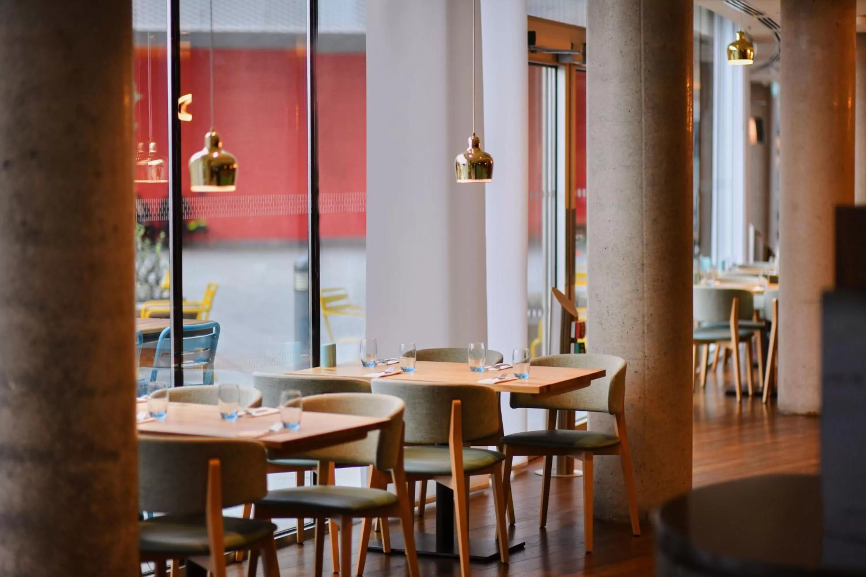 Restaurant/places to eat in Aloft London Excel