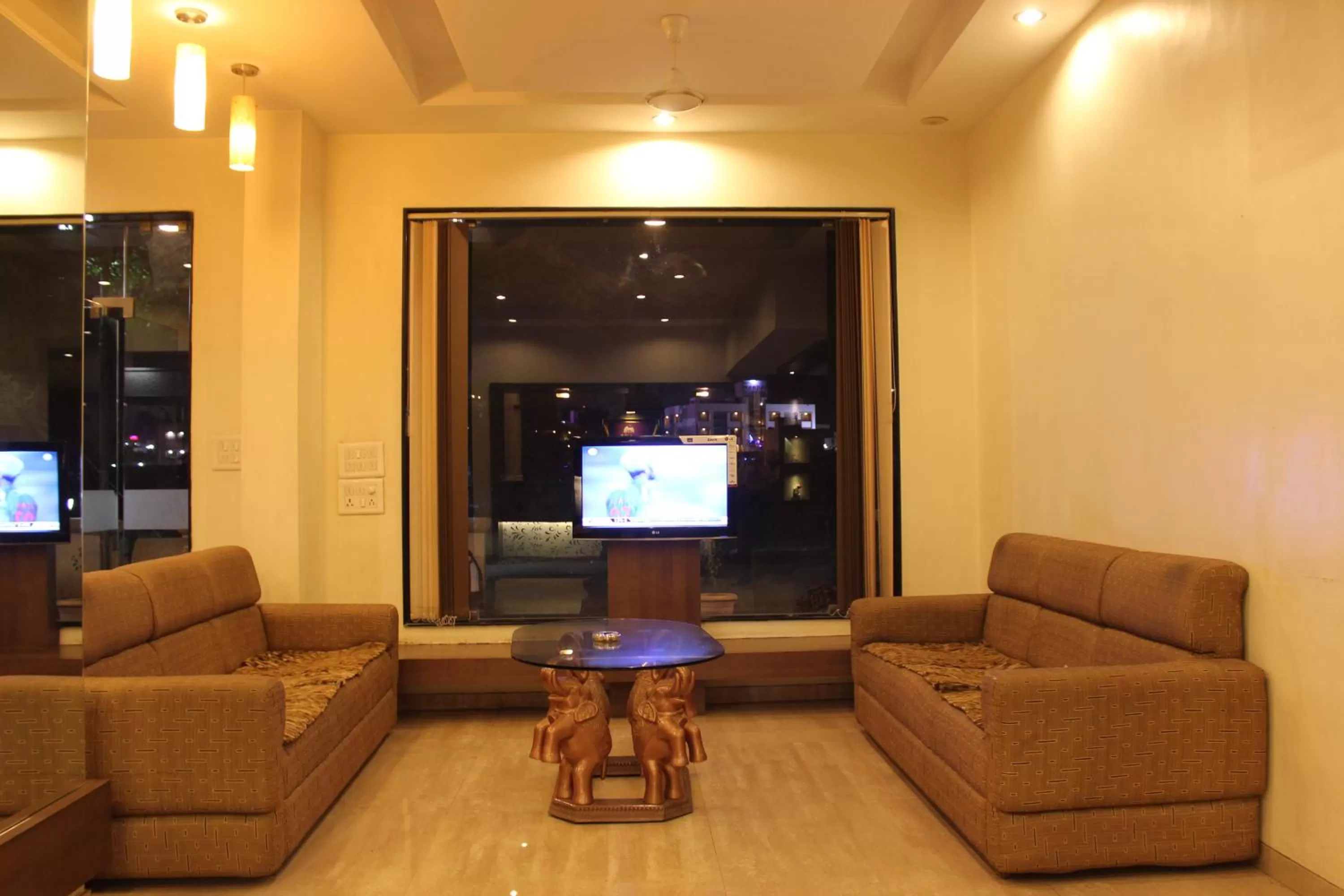 Lobby or reception in Hotel Laxmibai Palace- Only 300 miter from Sai Baba Temple!!!!