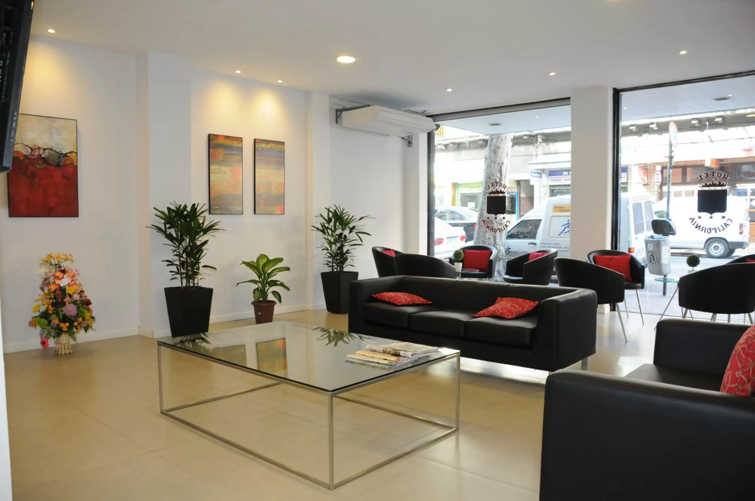 Communal lounge/ TV room in Hotel California