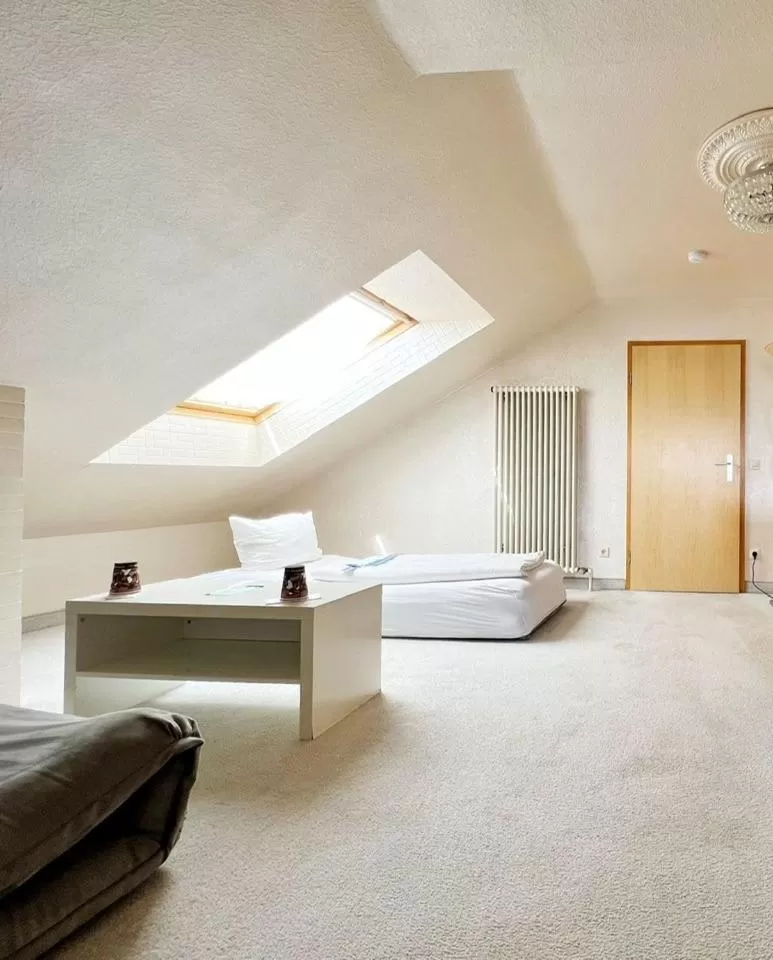 Communal lounge/ TV room, Bed in Hotel Hellers Twenty Four I -24h-Check-In-