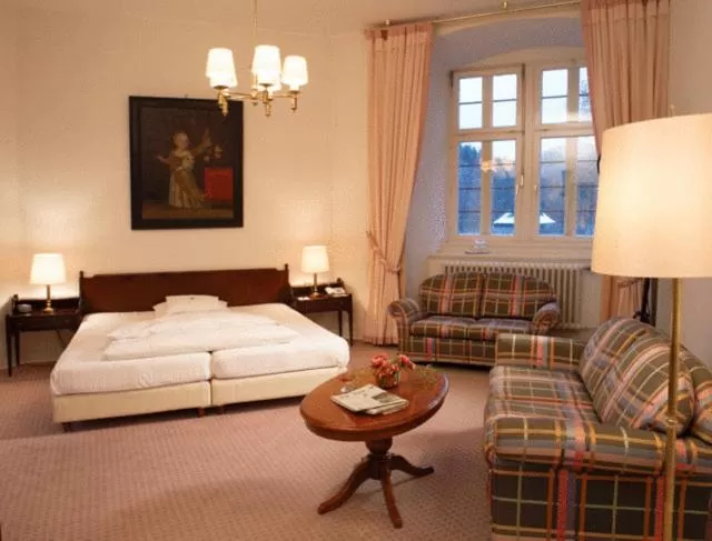 Photo of the whole room, Bed in Hotel und Restaurant Burg Schnellenberg