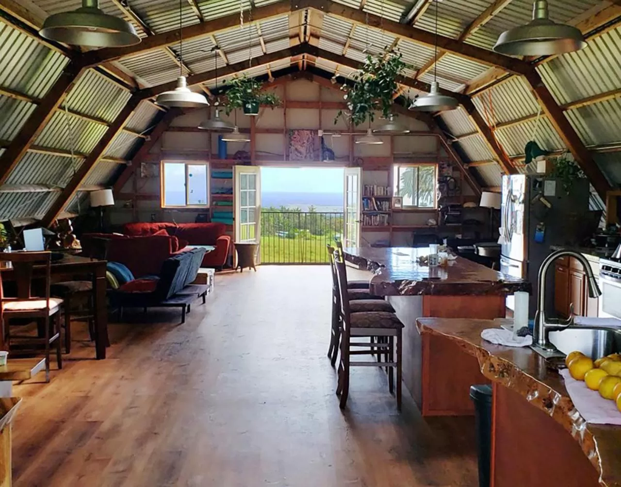 Communal lounge/ TV room in The Inn at Kulaniapia Falls