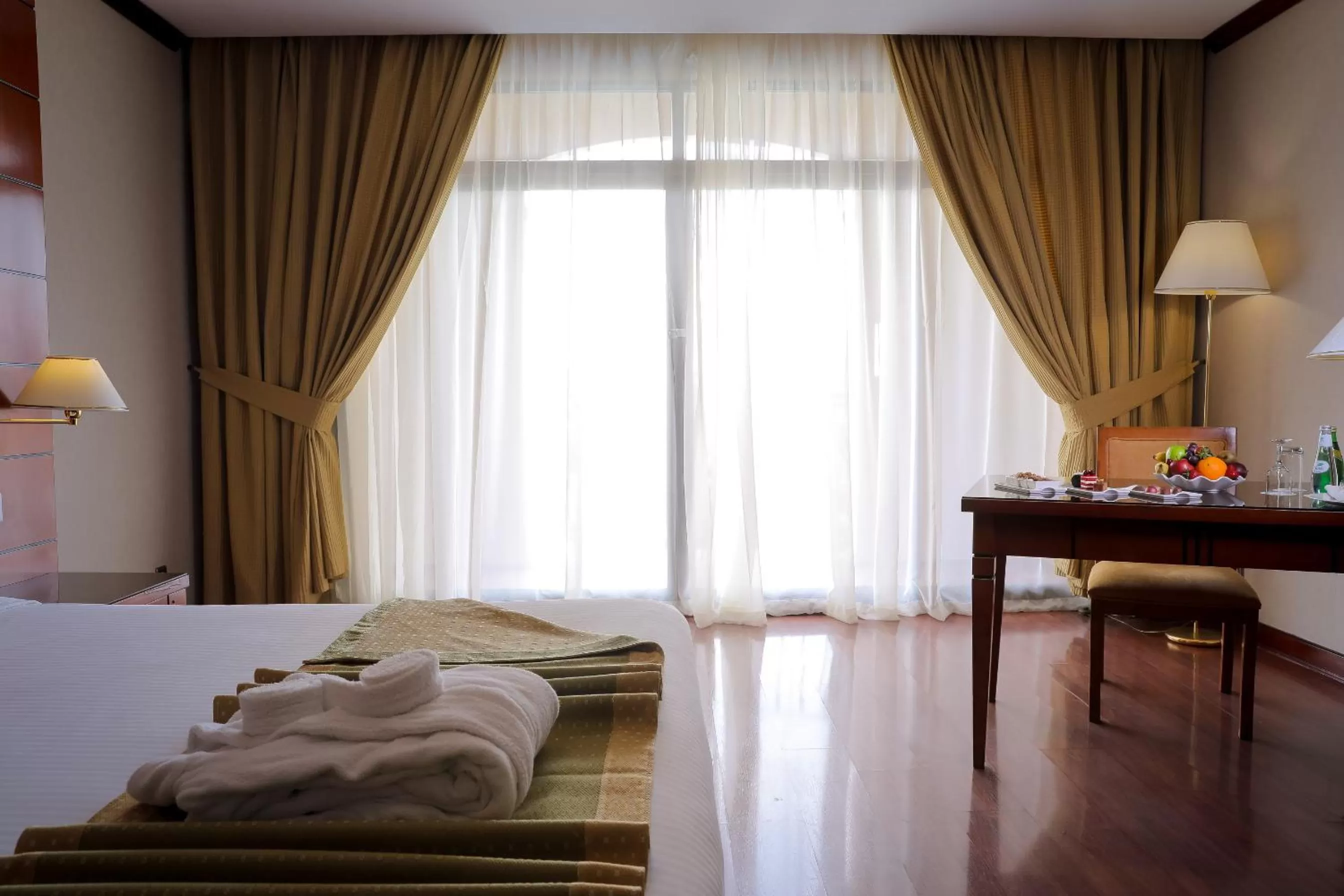 Balcony/Terrace, Bed in Mövenpick Hotel Jeddah