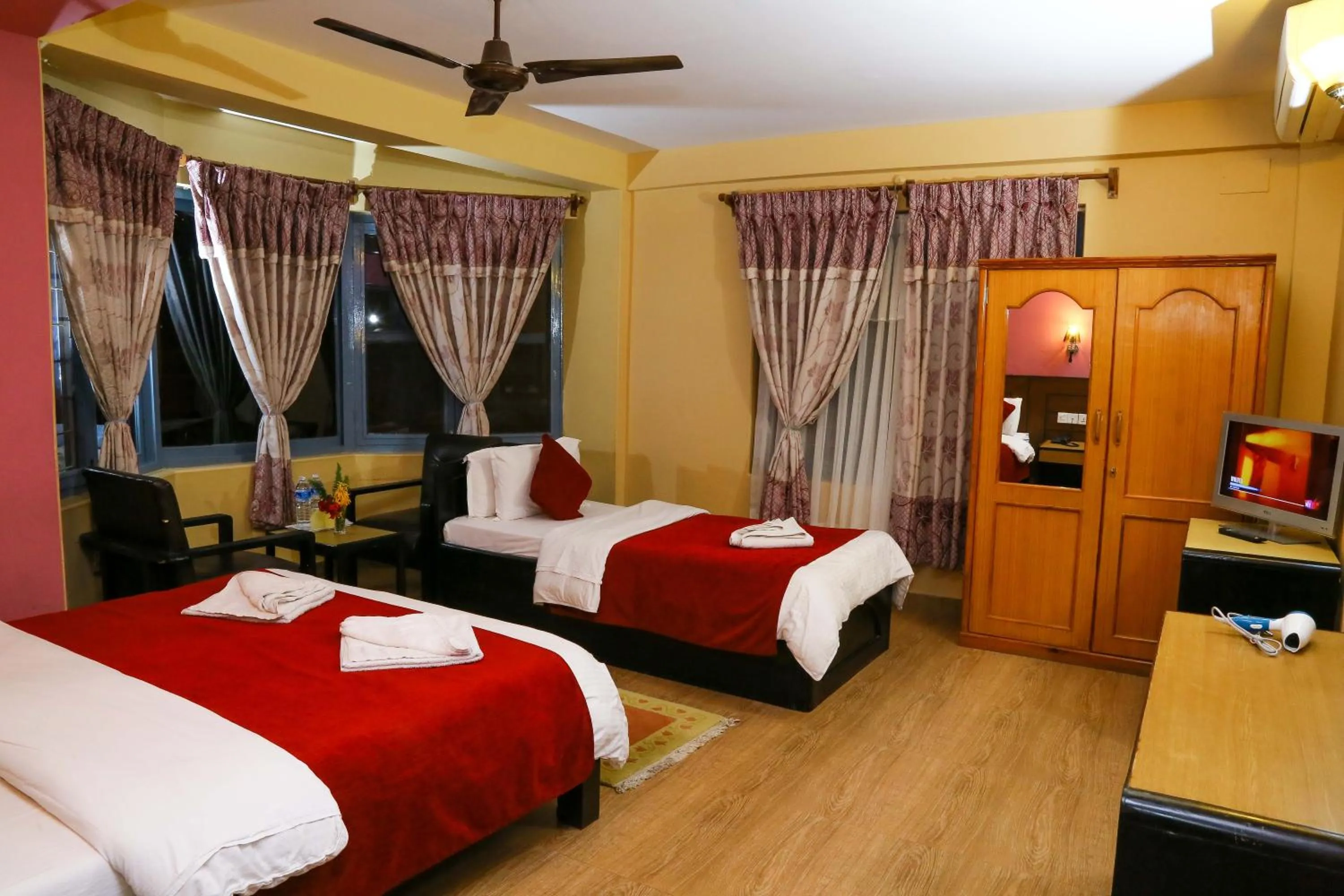 Bed in Hotel Silver Oaks Inn