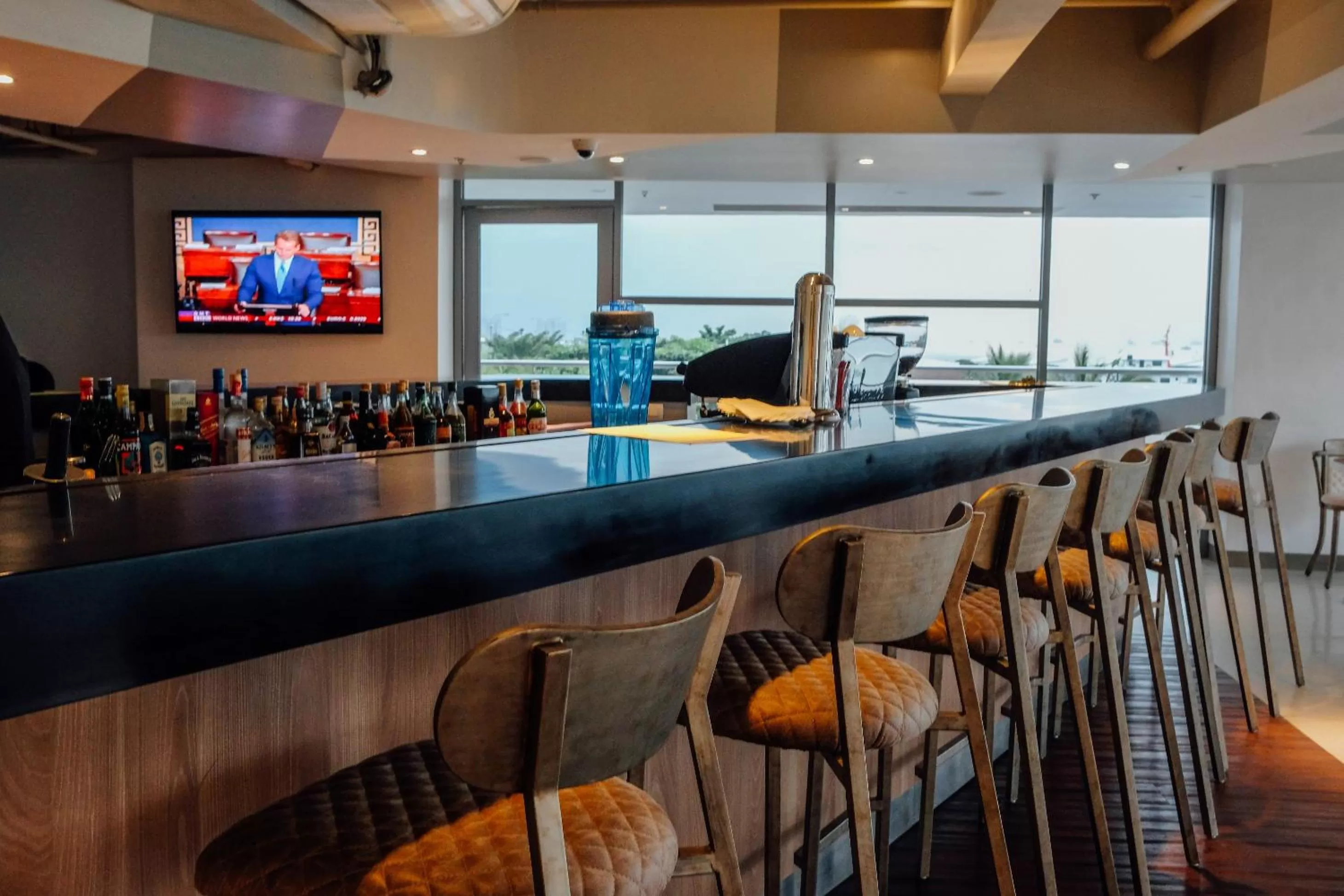 Lounge or bar in TRYP by Wyndham Mall of Asia Manila