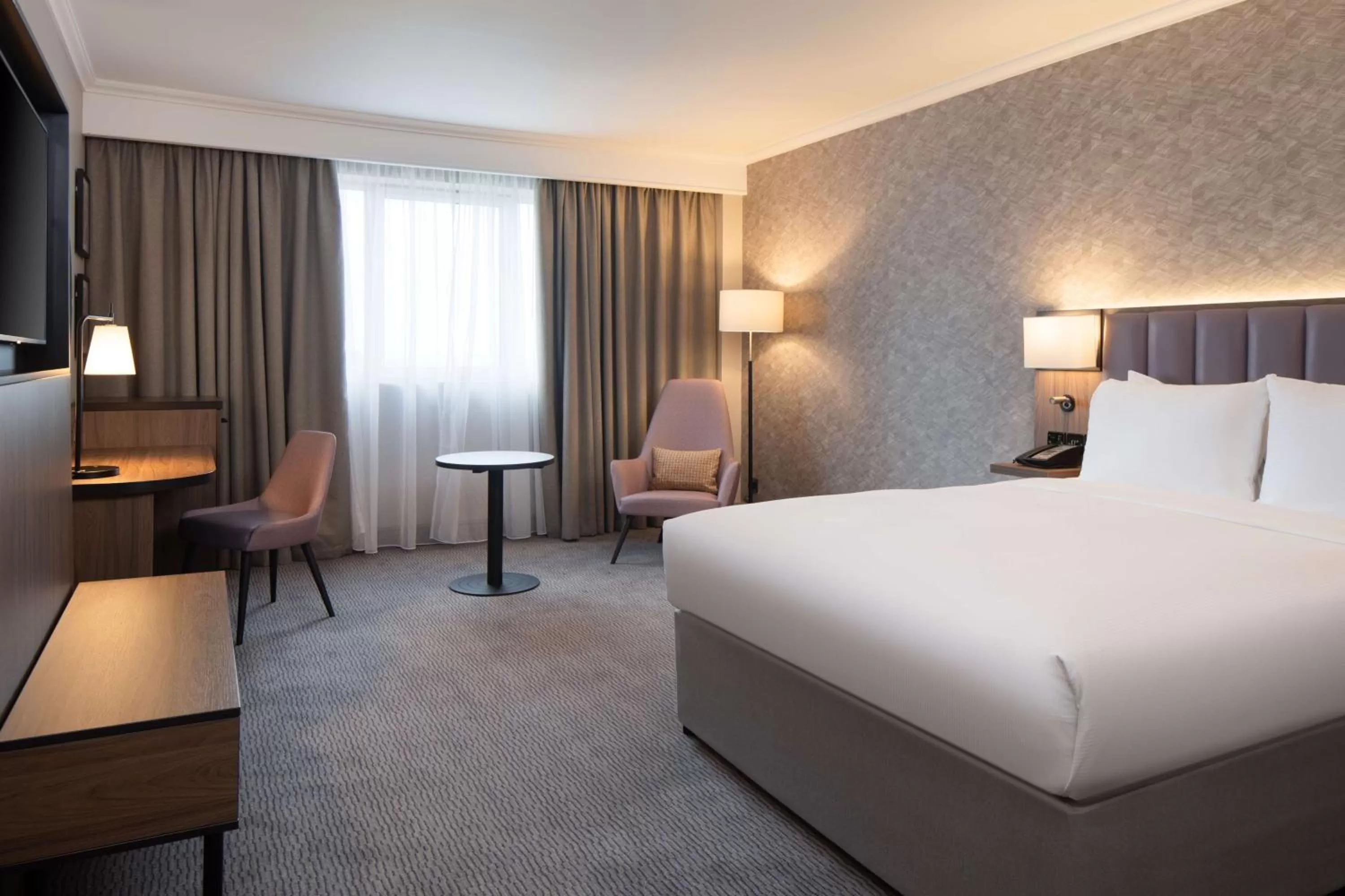 Bedroom, Bed in DoubleTree by Hilton Dartford Bridge