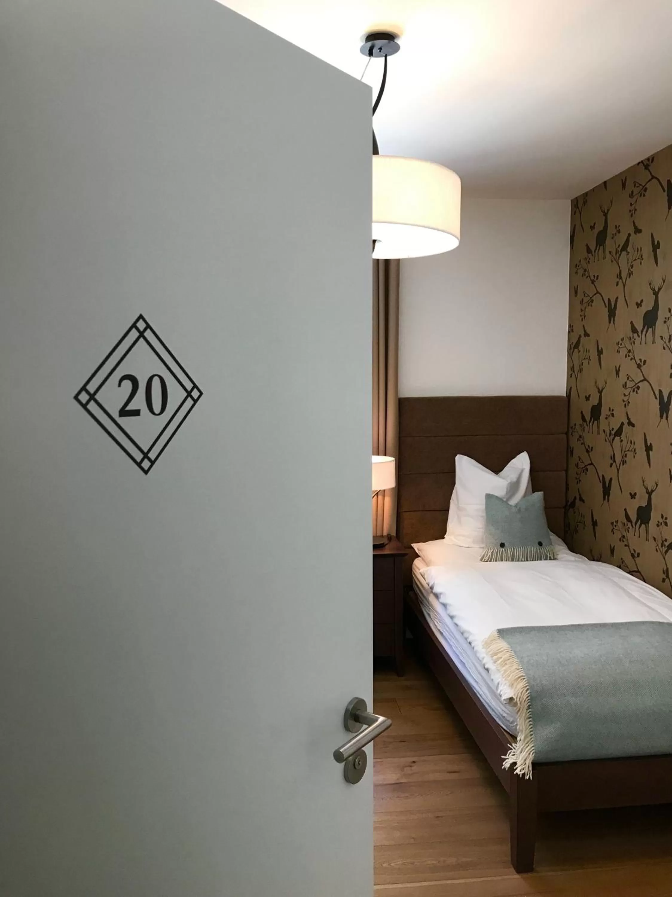 Photo of the whole room, Bed in Boutique-Hotel Garni Bellevue Davos Wiesen