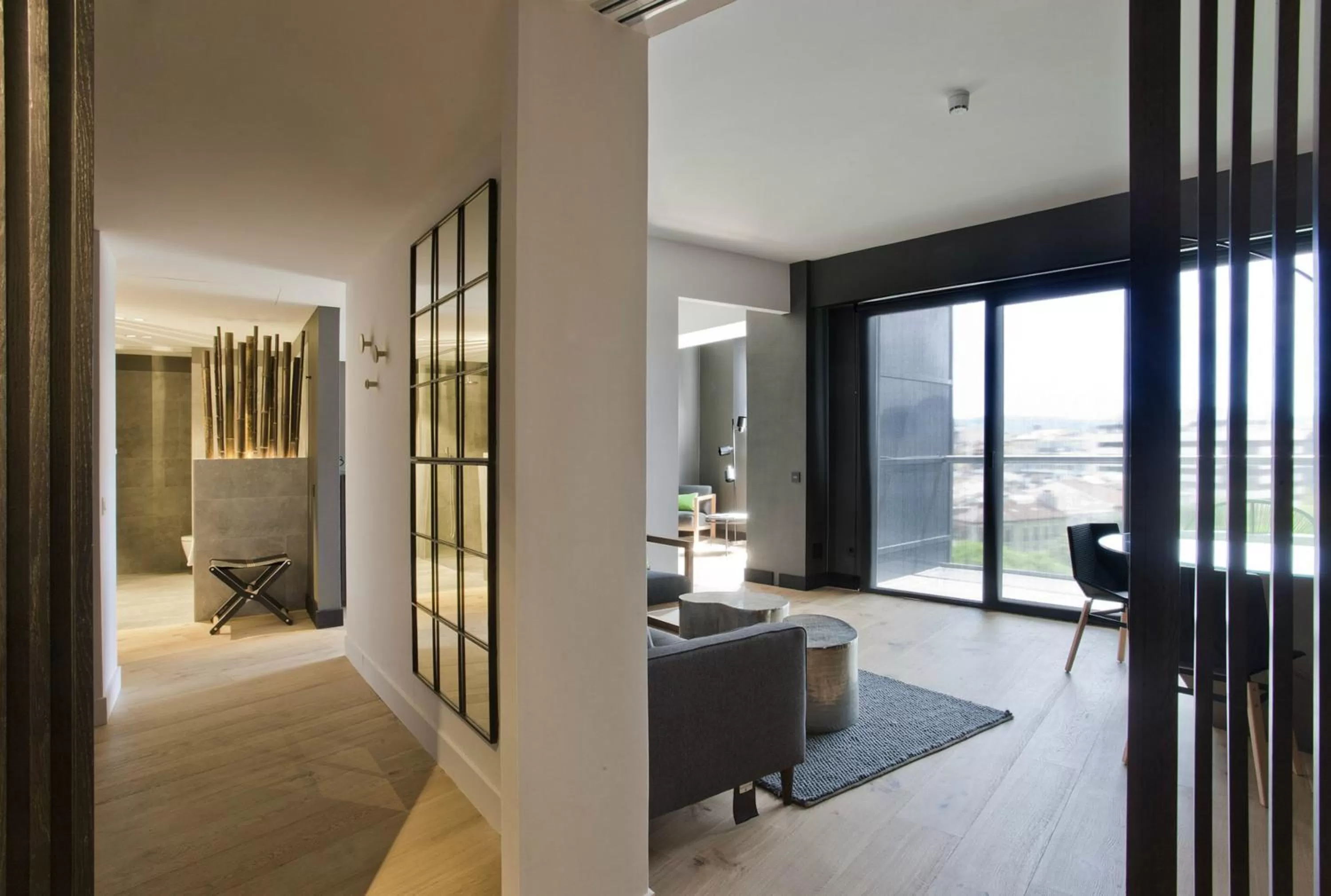 Living room, Bed in Hotel Tres Reyes Pamplona