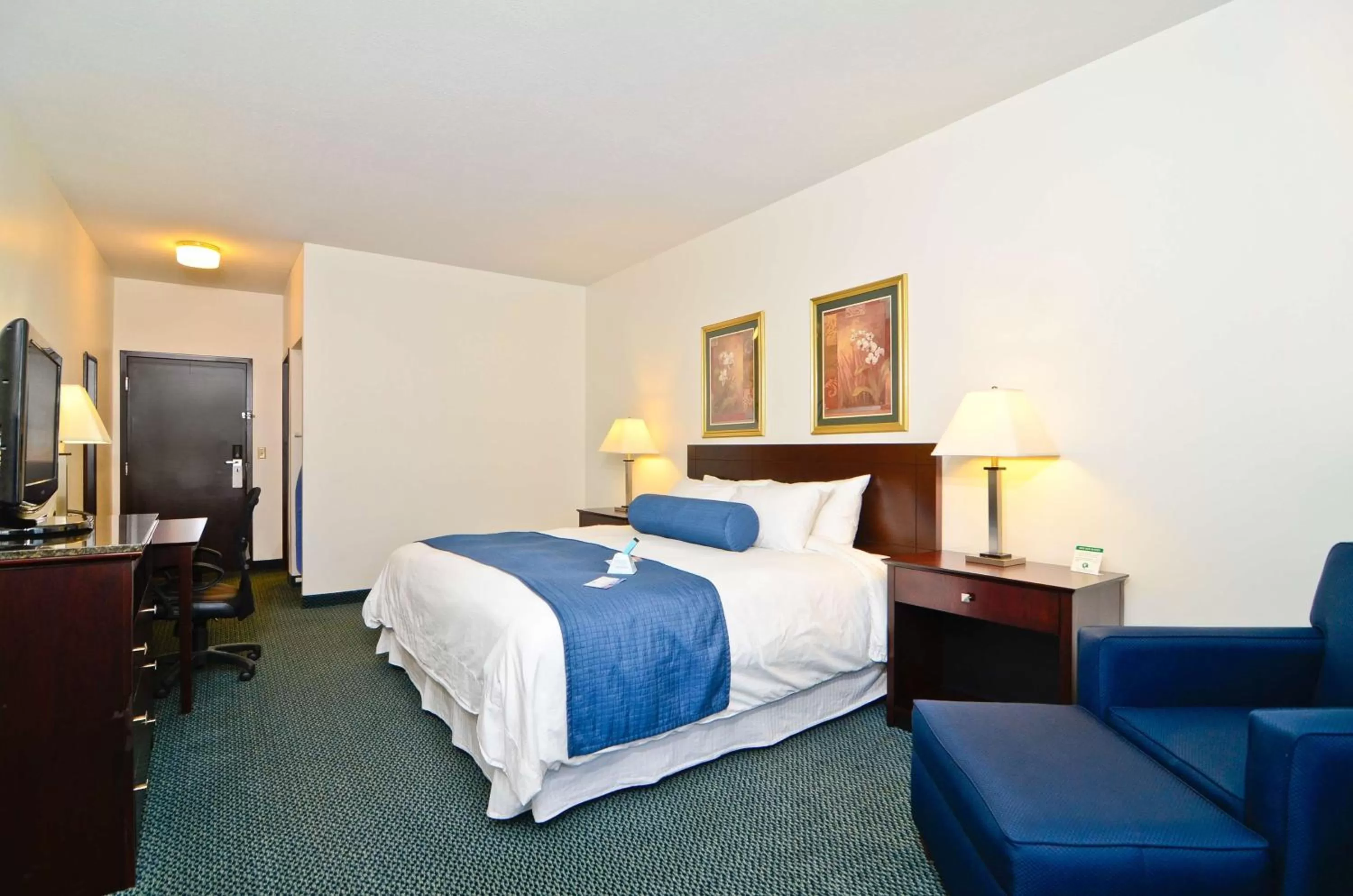 Photo of the whole room, Bed in Best Western Gas City
