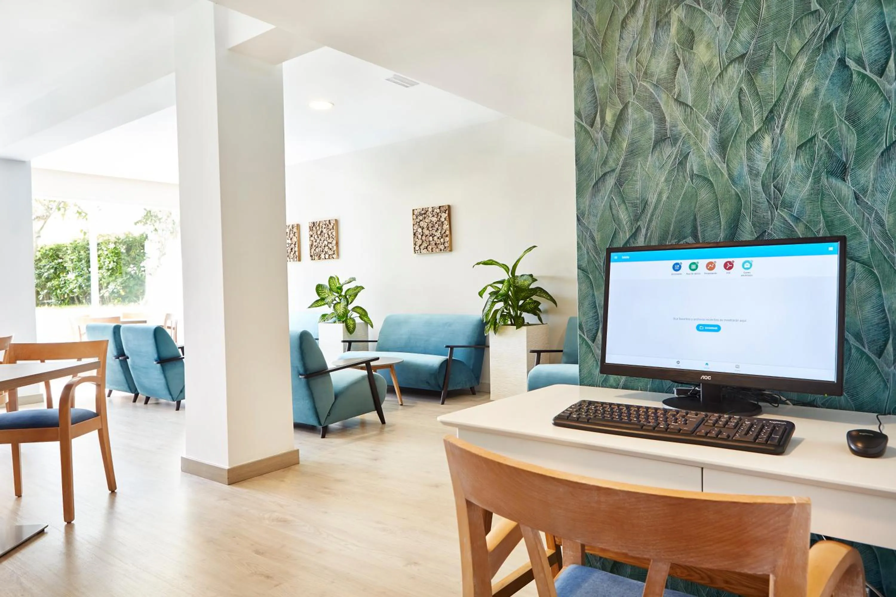 Communal lounge/ TV room in Universal Hotel Castell Royal