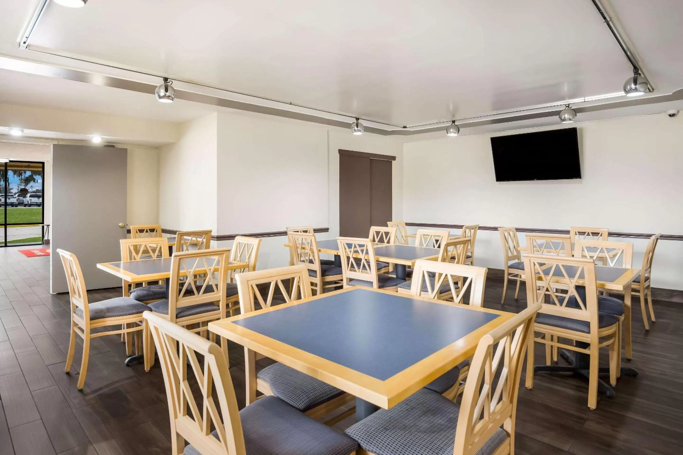 Breakfast in Econo Lodge Live Oak