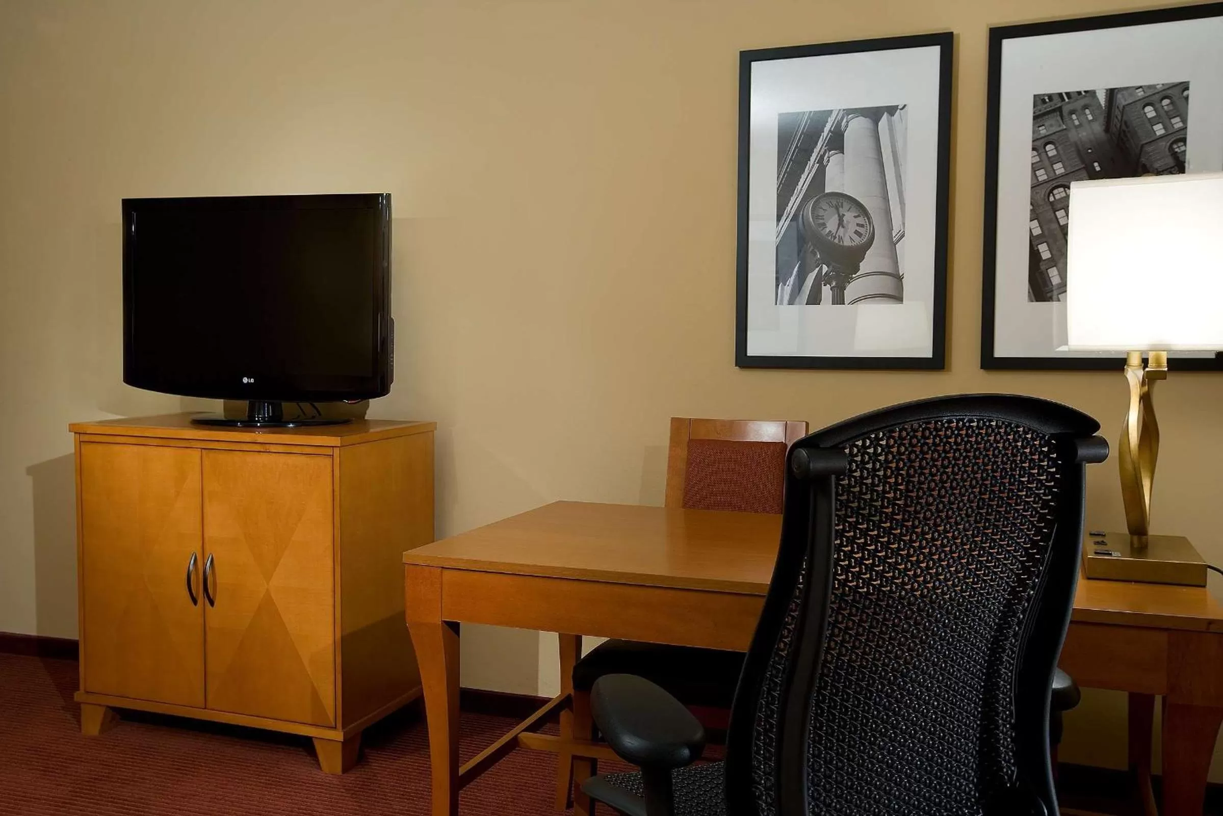 Living room in Embassy Suites by Hilton Kansas City International Airport
