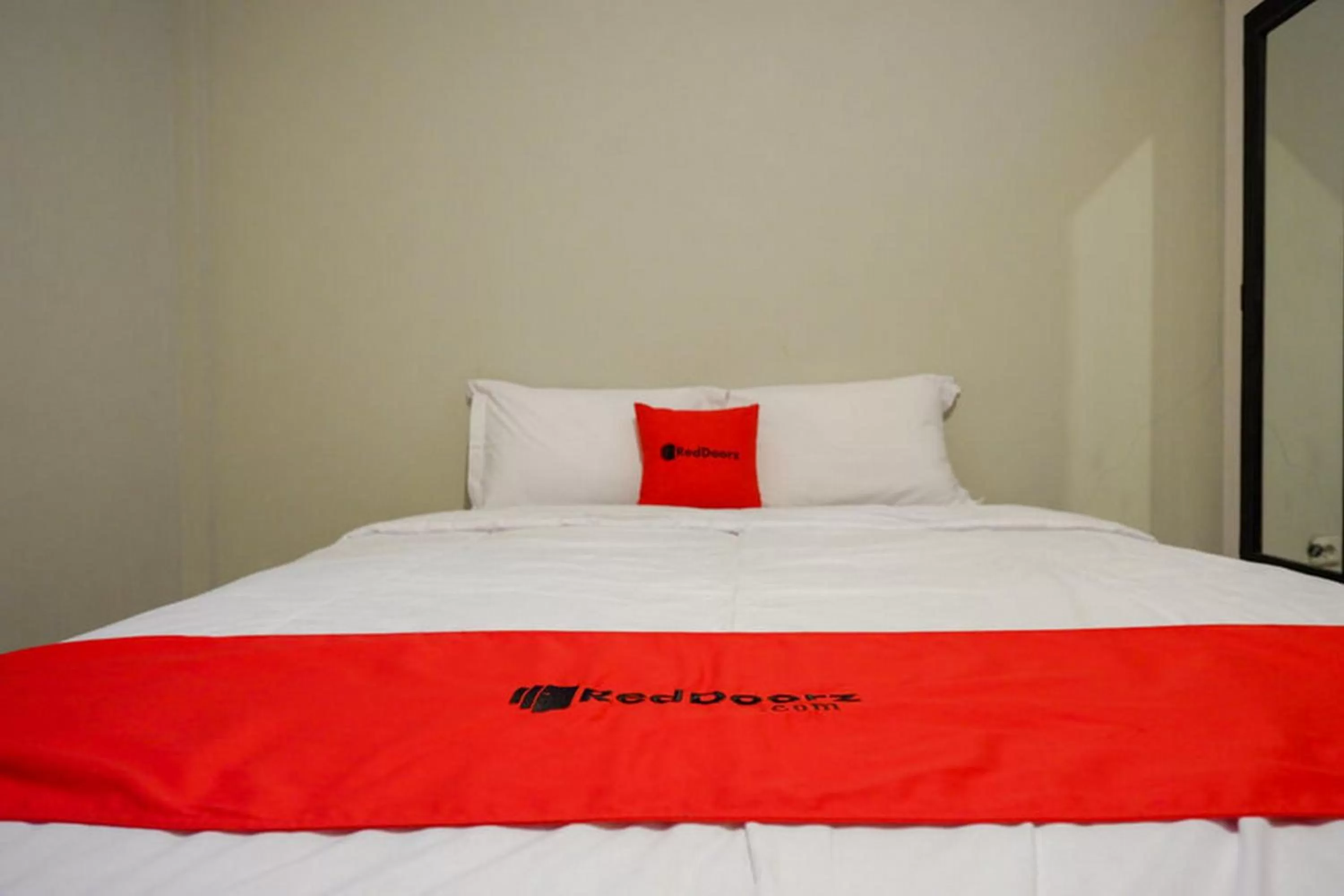 Bed in RedDoorz Plus near Jogja City Mall 5