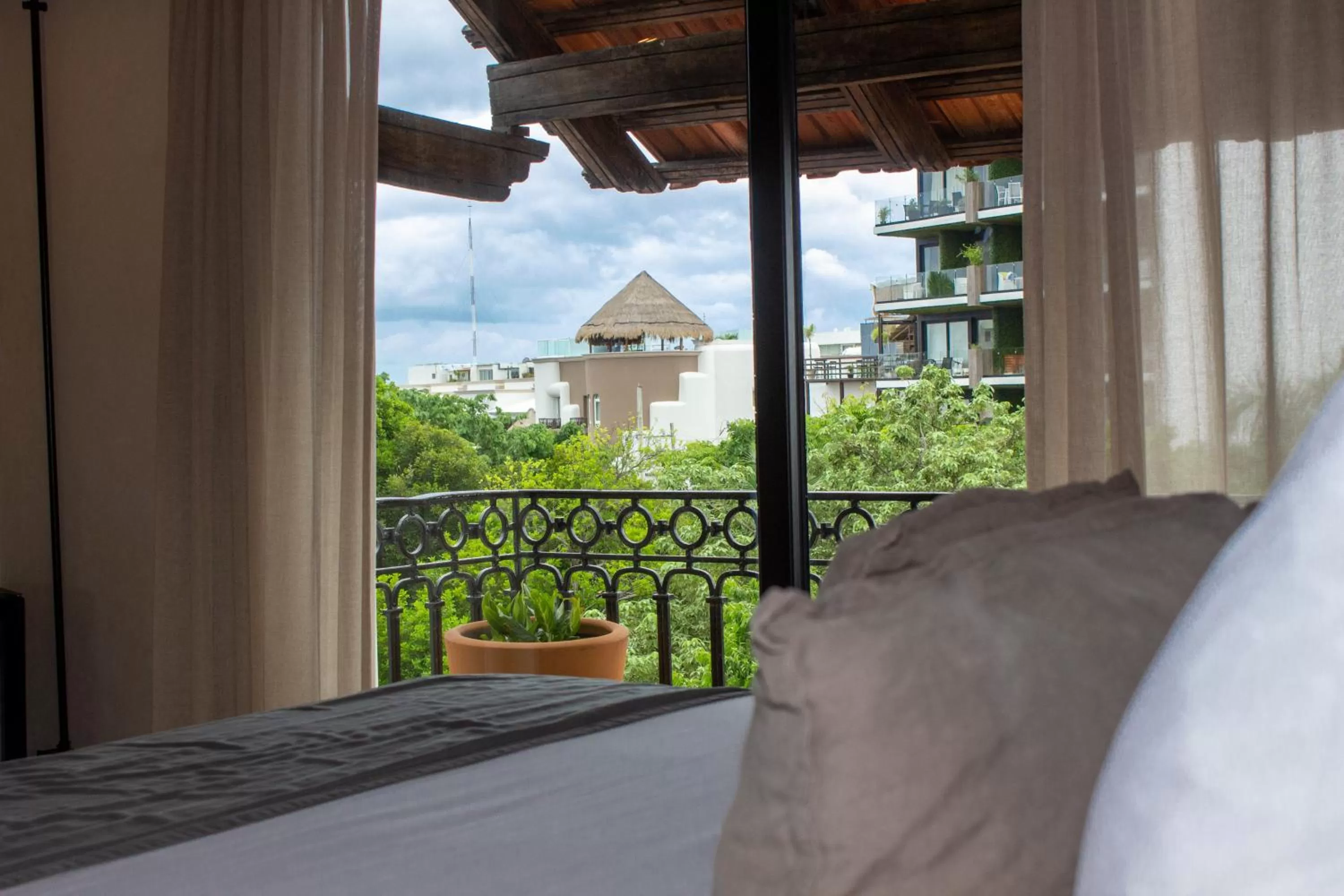 Balcony/Terrace, Bed in Caribbean Paradise Hotel & Spa - 5th Avenue