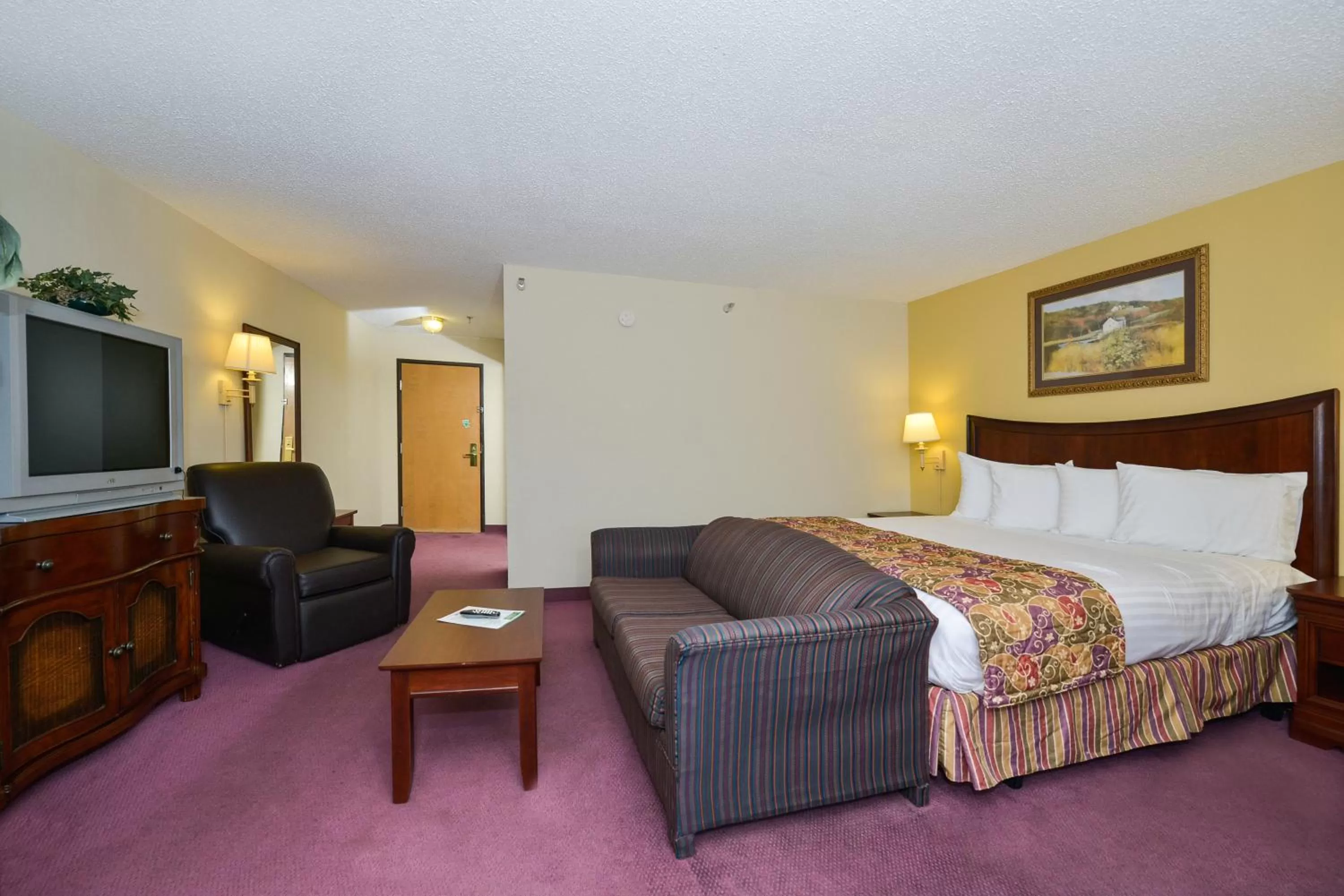 Photo of the whole room, Bed in Lamplighter Inn-South