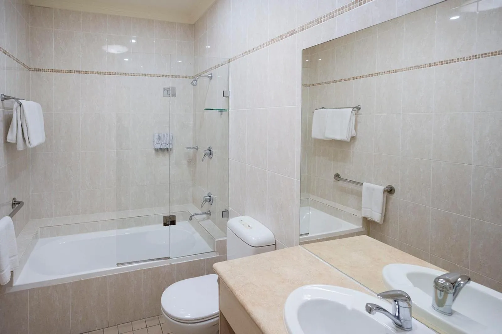 Shower in Hawkesbury Race Club Motel