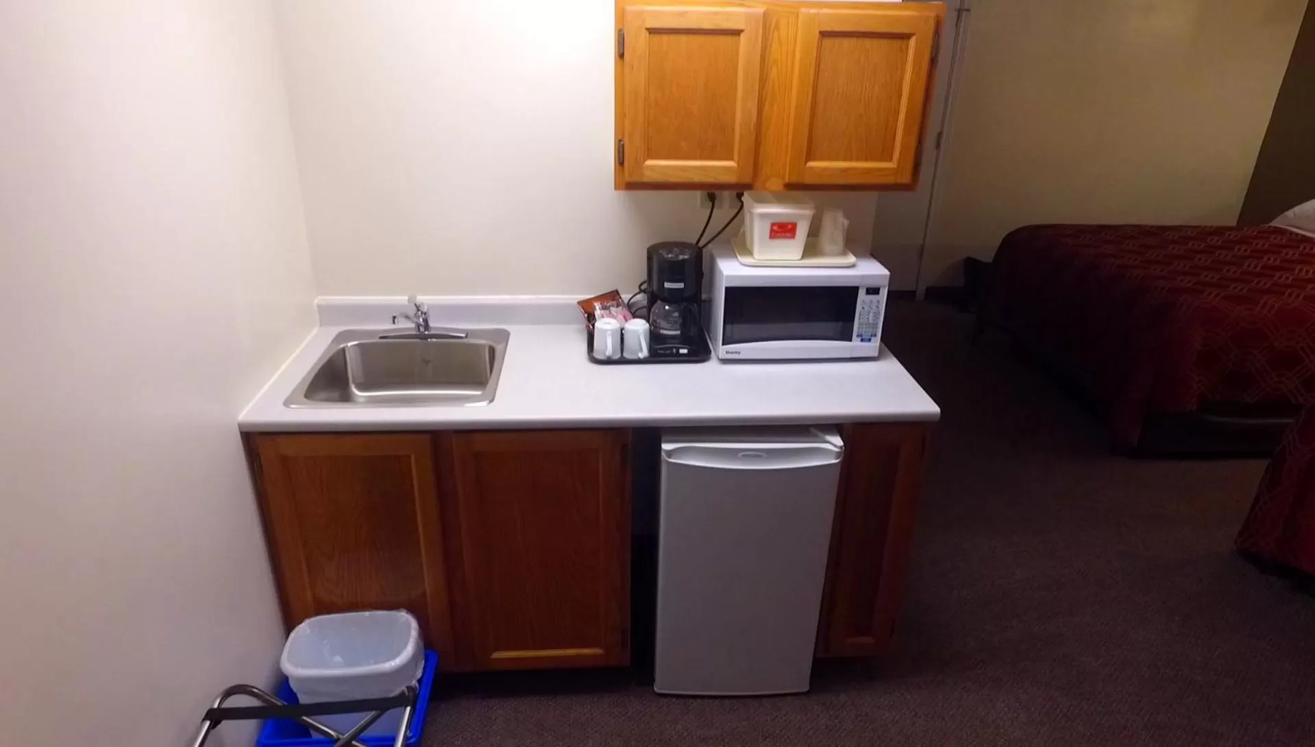 Kitchen or kitchenette in Econo Lodge Inn & Suites