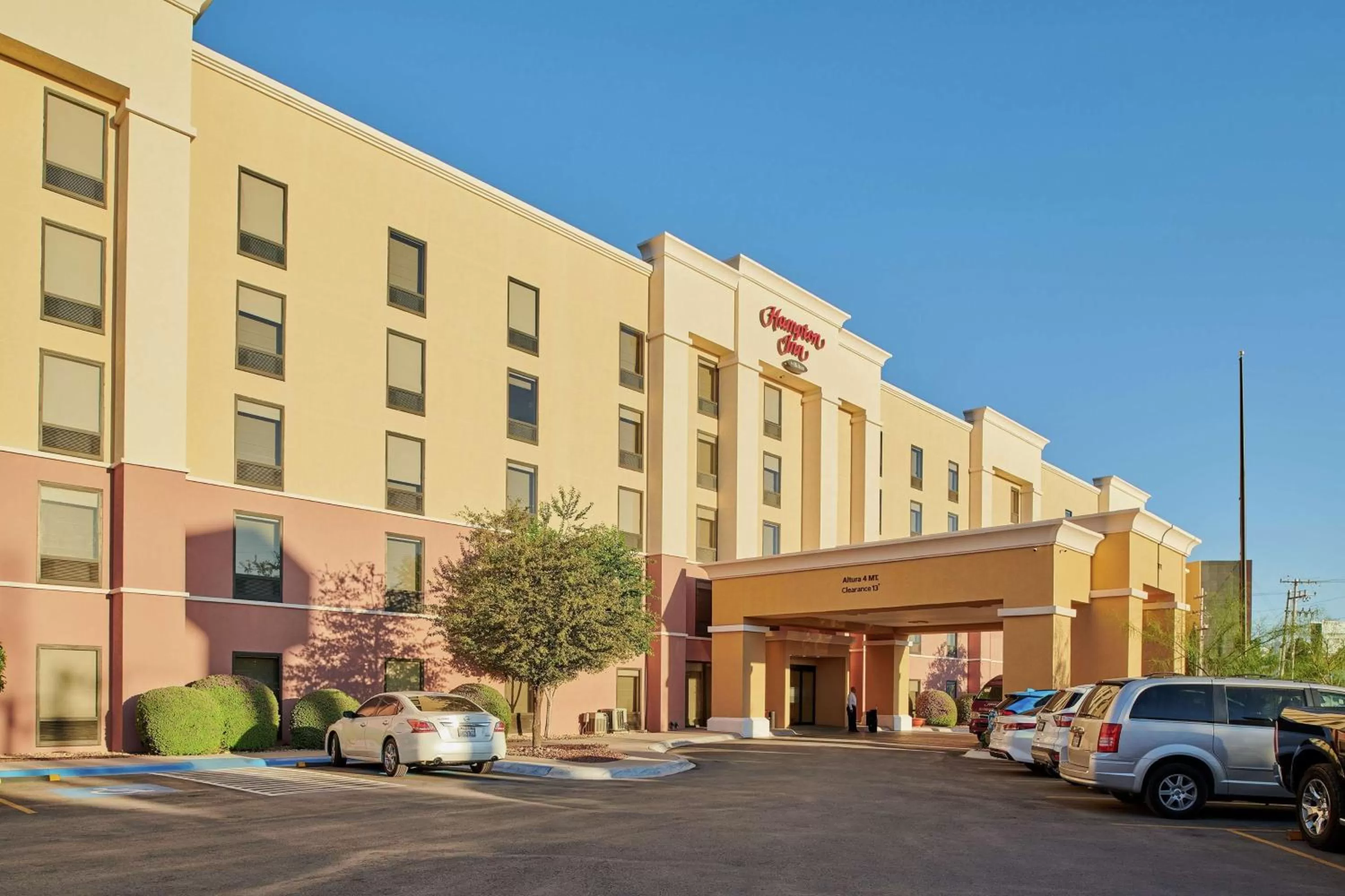 Property building in Hampton Inn Ciudad Juarez