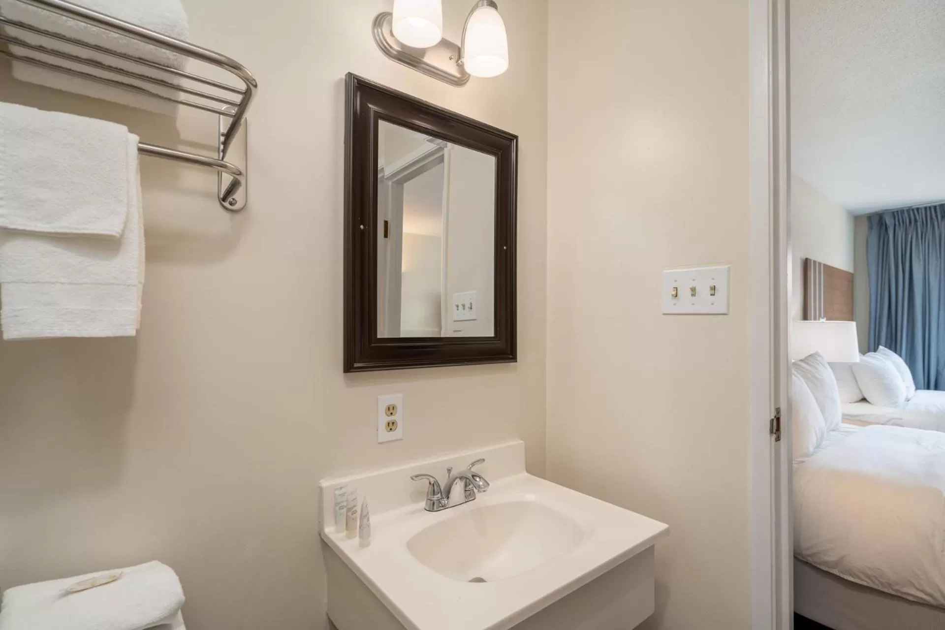 Bathroom, Bed in Nevada Flats Hotel